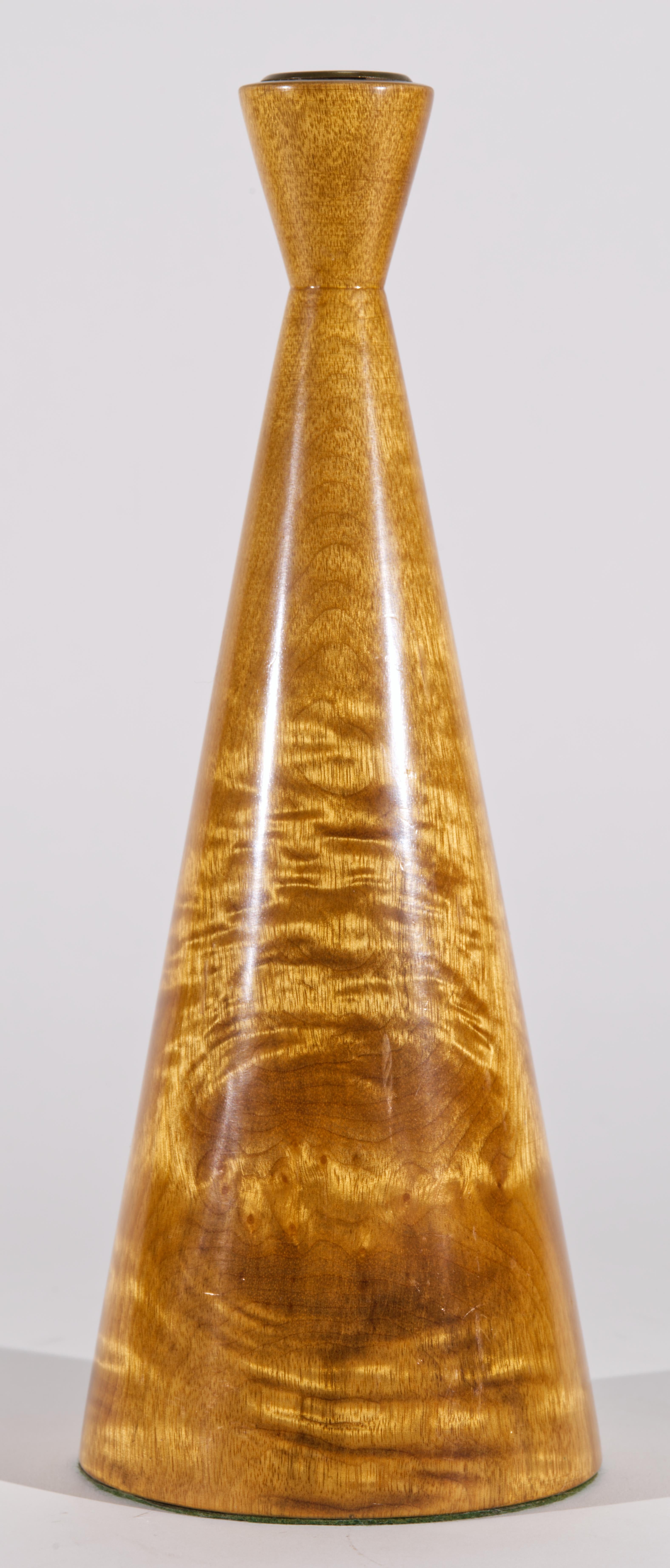 Mid-Century moderno Coppia di portacandele in ottone e legno di betulla a fiamma solida The Modern Scandinavian in vendita