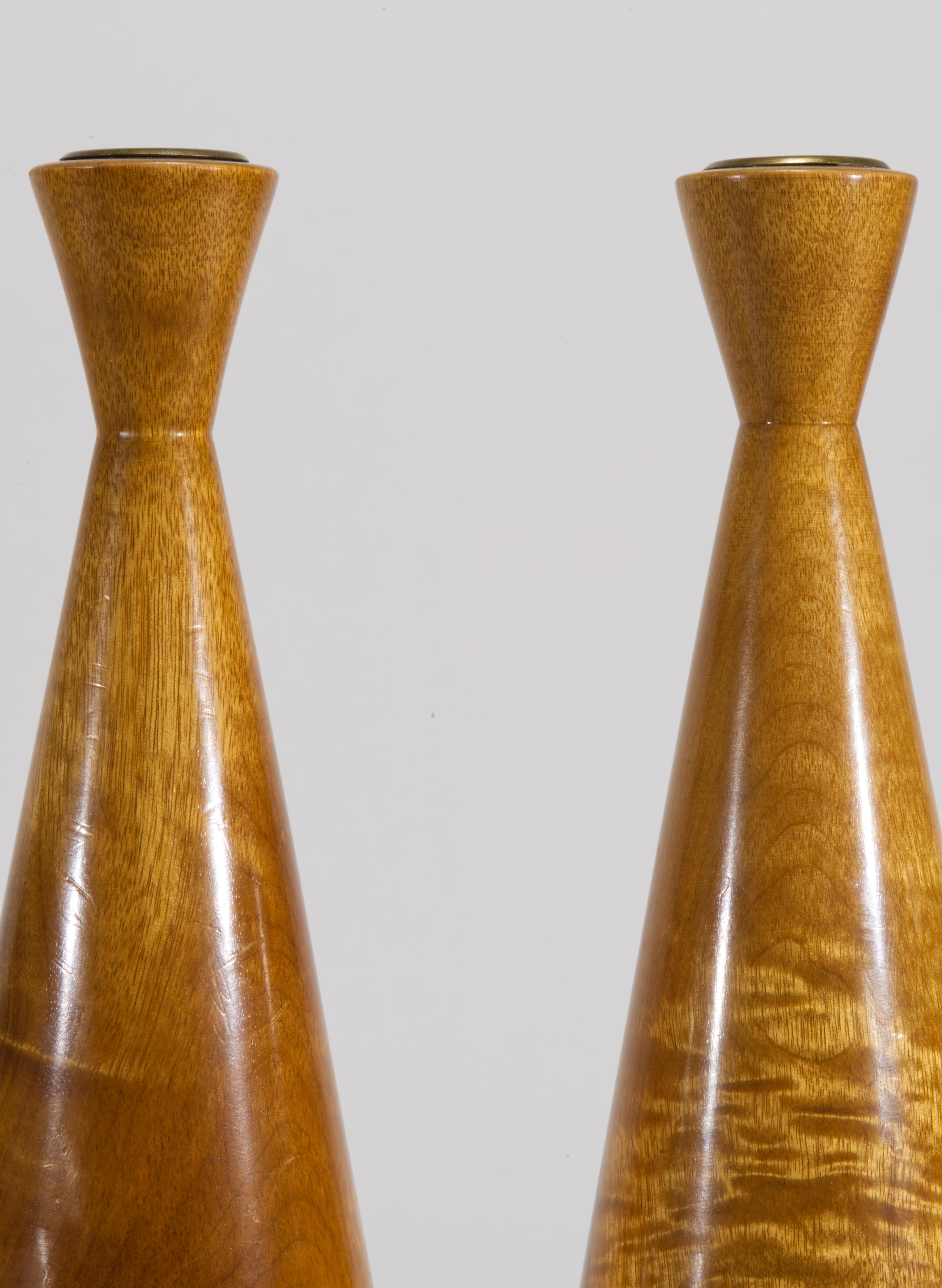 Scandinavo Coppia di portacandele in ottone e legno di betulla a fiamma solida The Modern Scandinavian in vendita