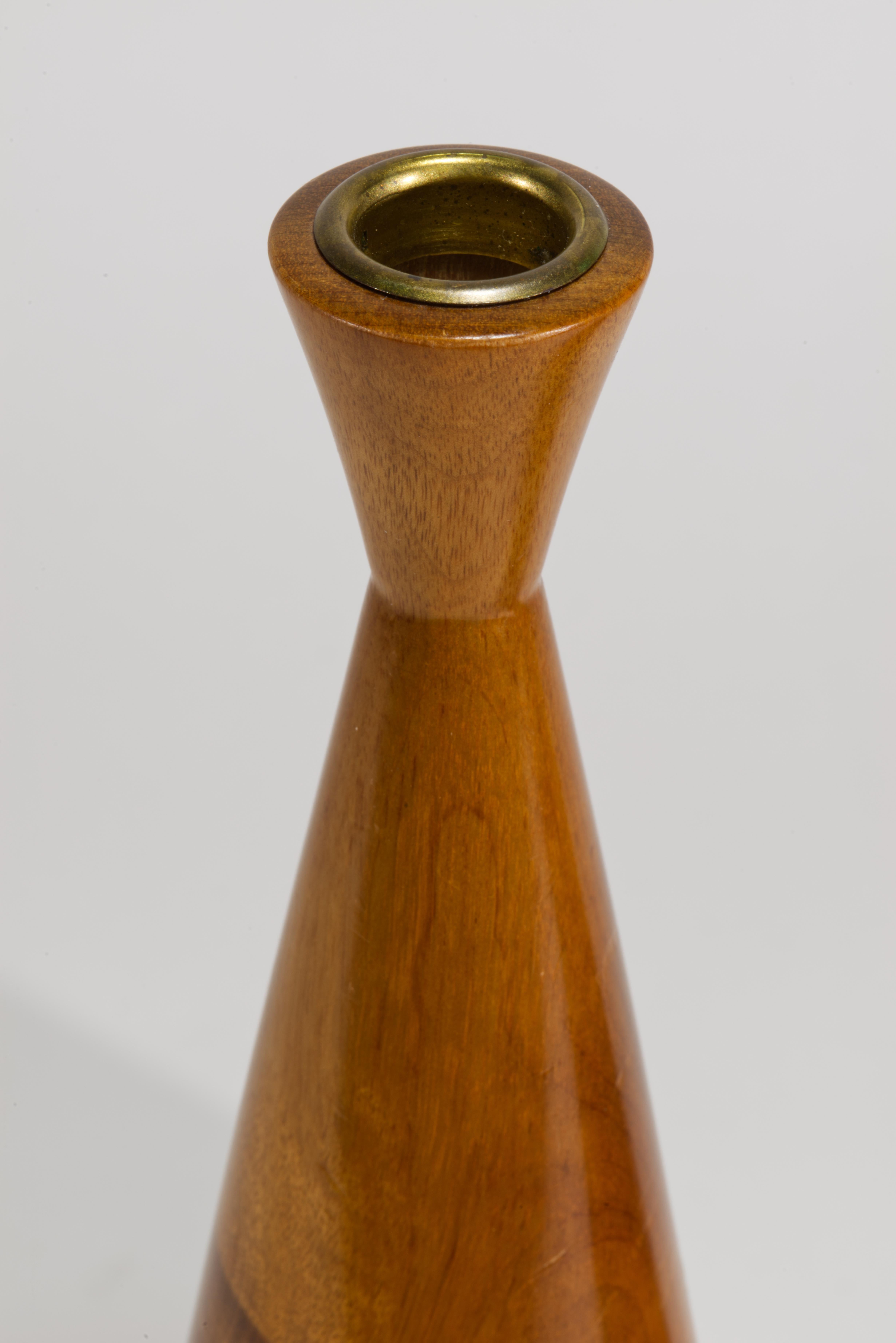 Laccato Coppia di portacandele in ottone e legno di betulla a fiamma solida The Modern Scandinavian in vendita