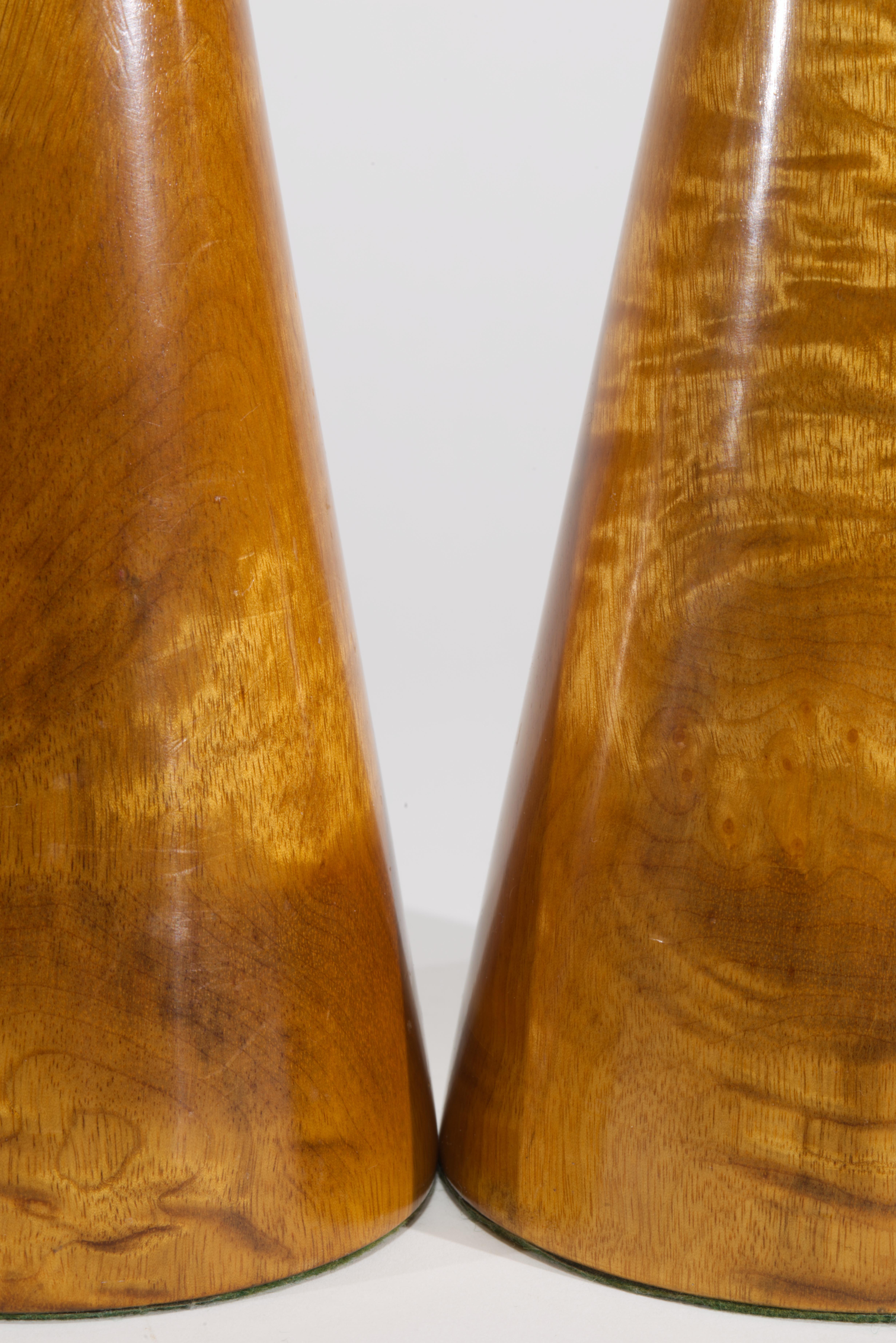 Coppia di portacandele in ottone e legno di betulla a fiamma solida The Modern Scandinavian In condizioni buone in vendita a Clifton Springs, NY
