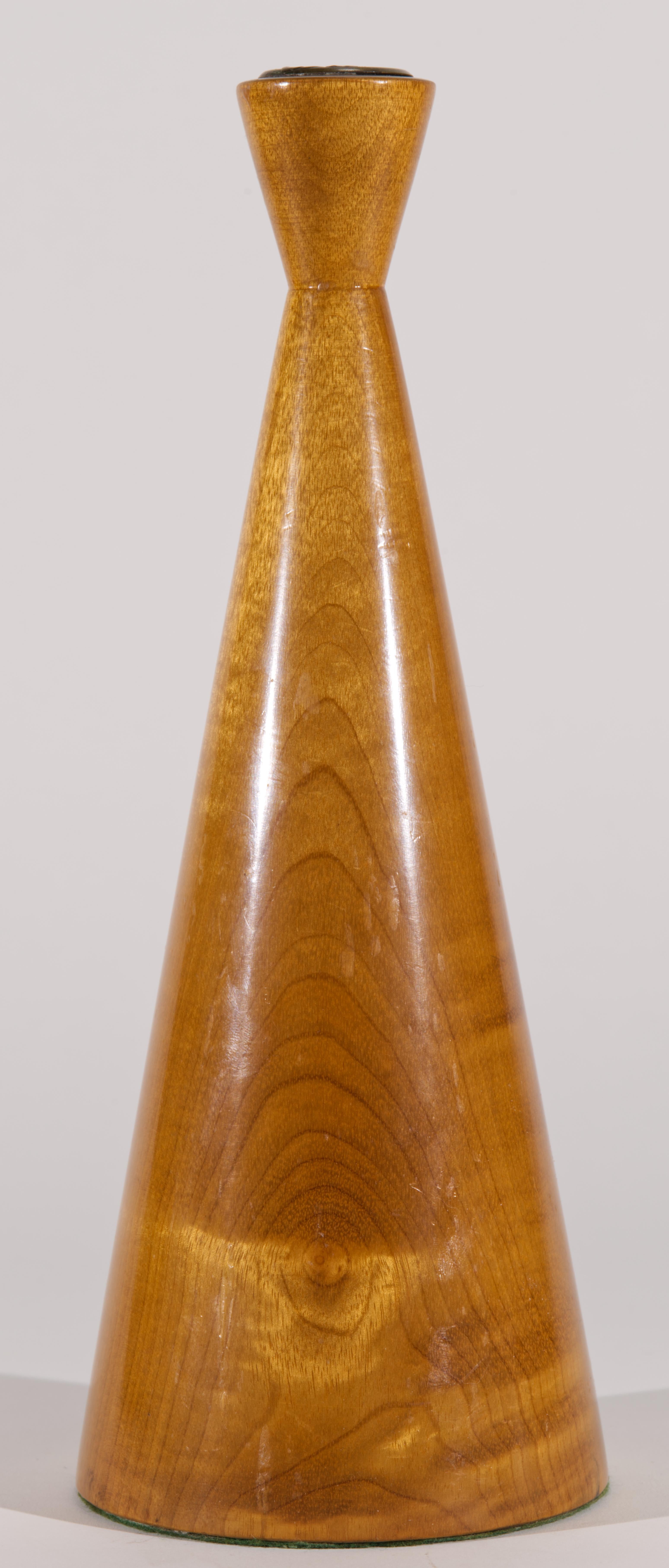 XX secolo Coppia di portacandele in ottone e legno di betulla a fiamma solida The Modern Scandinavian in vendita