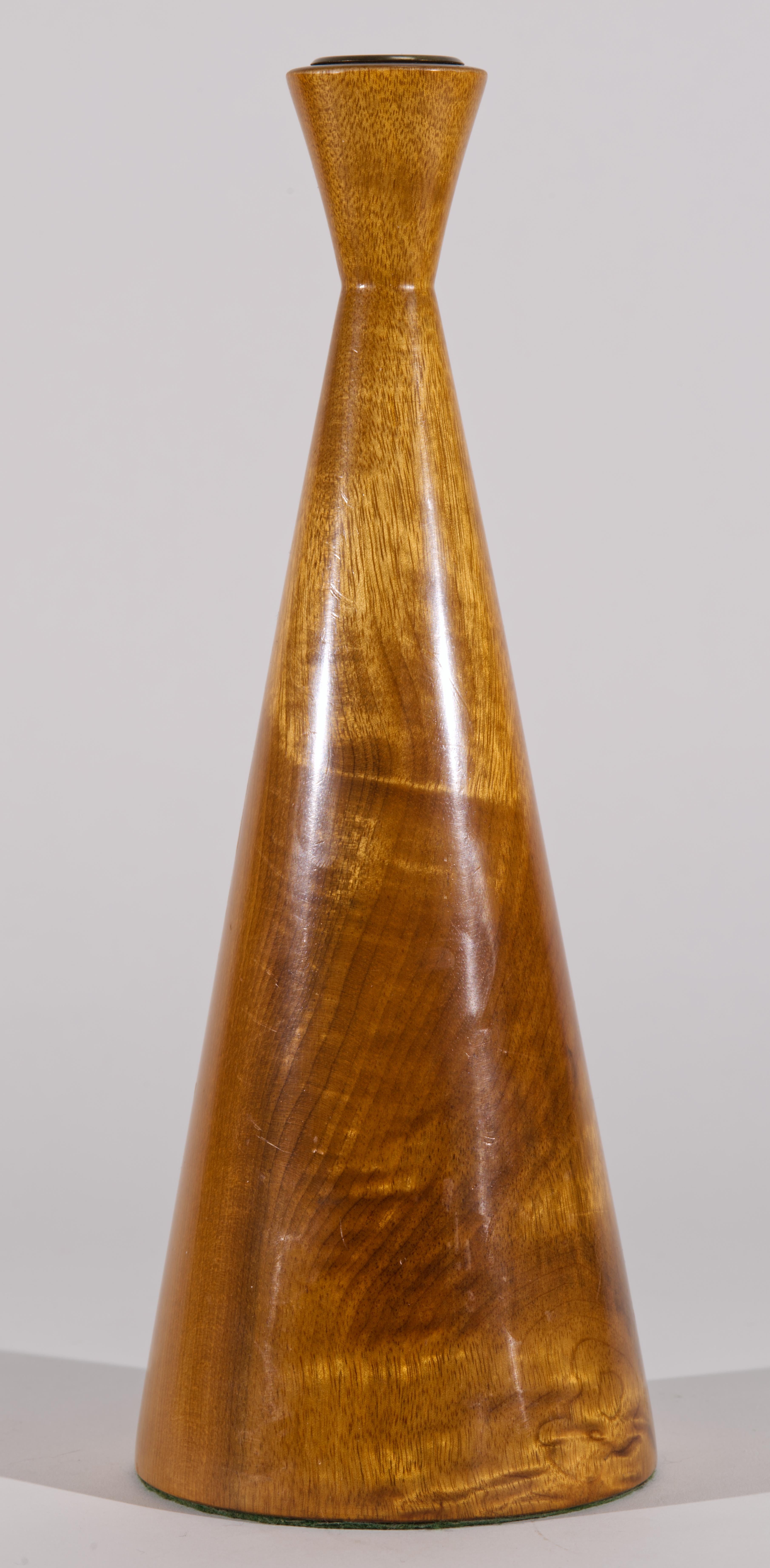 Betulla Coppia di portacandele in ottone e legno di betulla a fiamma solida The Modern Scandinavian in vendita