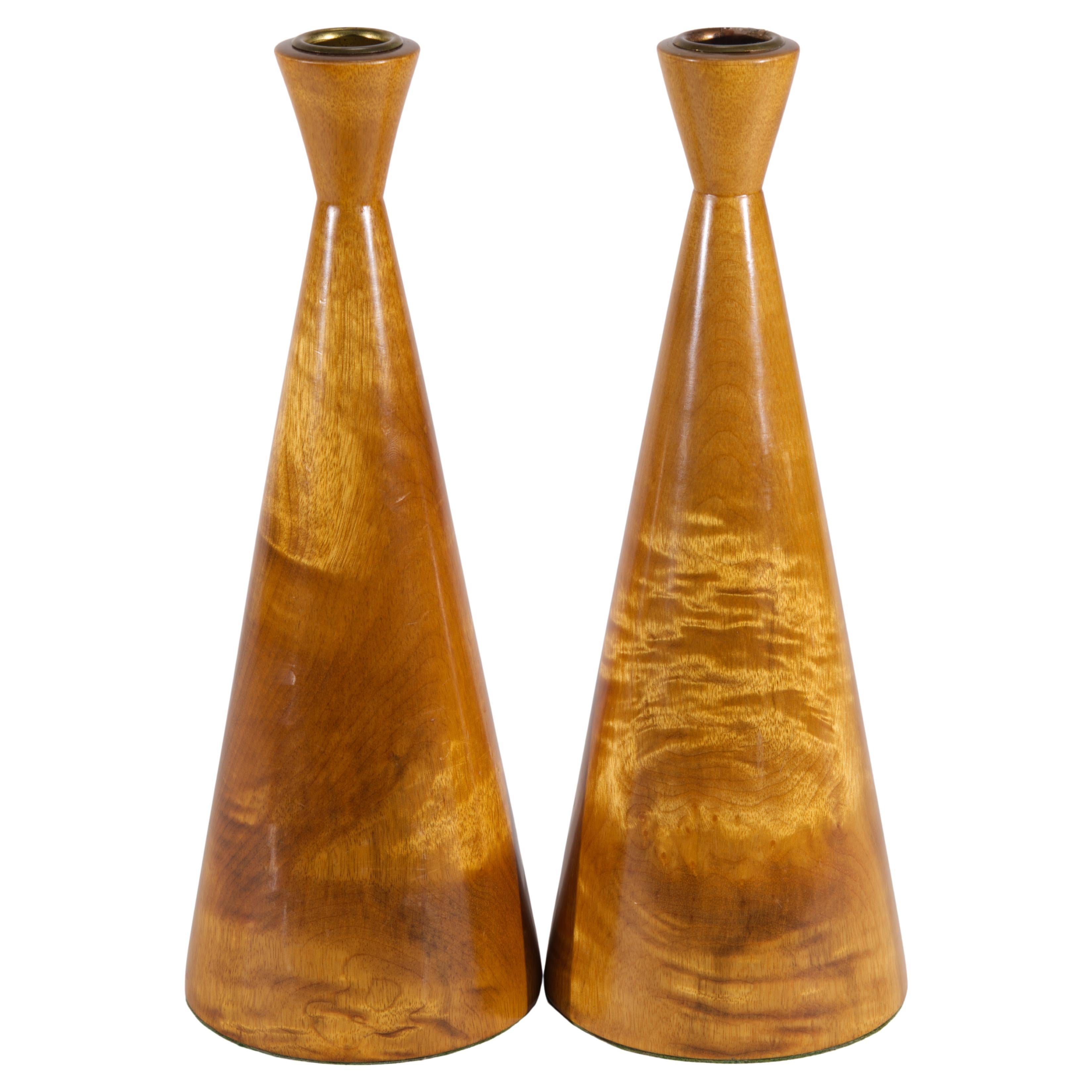 Paire de bougeoirs scandinaves modernes en bois de bouleau flammé massif et laiton