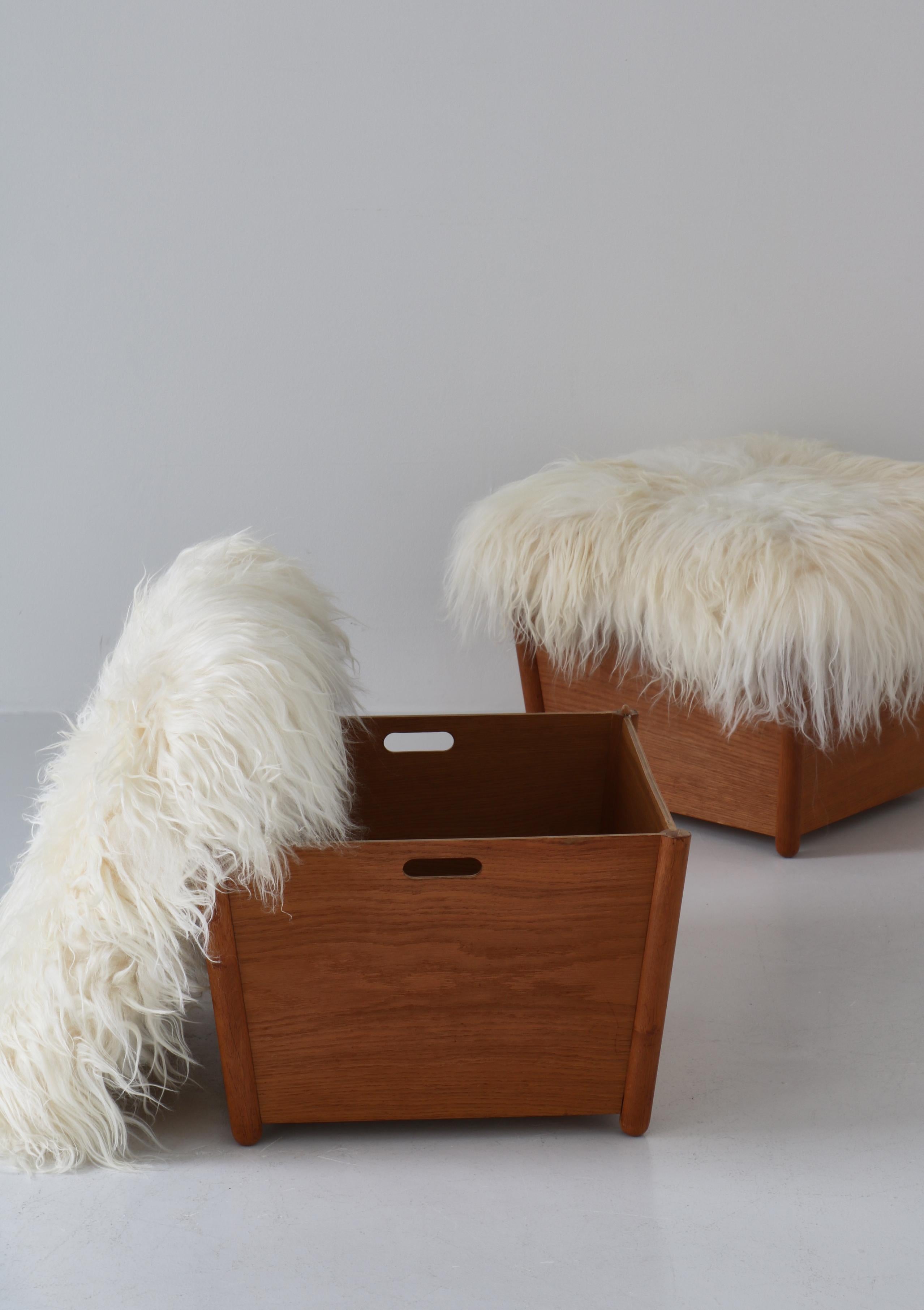 Pair of Scandinavian Modern Stools in Oak and Sheepskin, Denmark, 1960s In Good Condition For Sale In Odense, DK