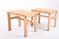 Coppia di sgabelli moderni scandinavi in pino massiccio, anni '50