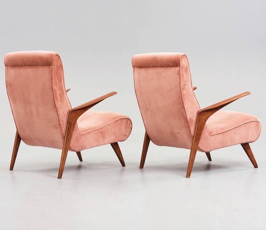 Pair of Scandinavian Modern Style Pink Velvet Upholstered Armchairs In Good Condition In Madrid, ES