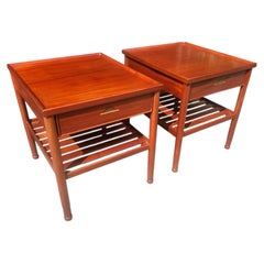 Coppia di comodini o tavolini da notte in stile moderno scandinavo, in teak con maniglie intarsiate