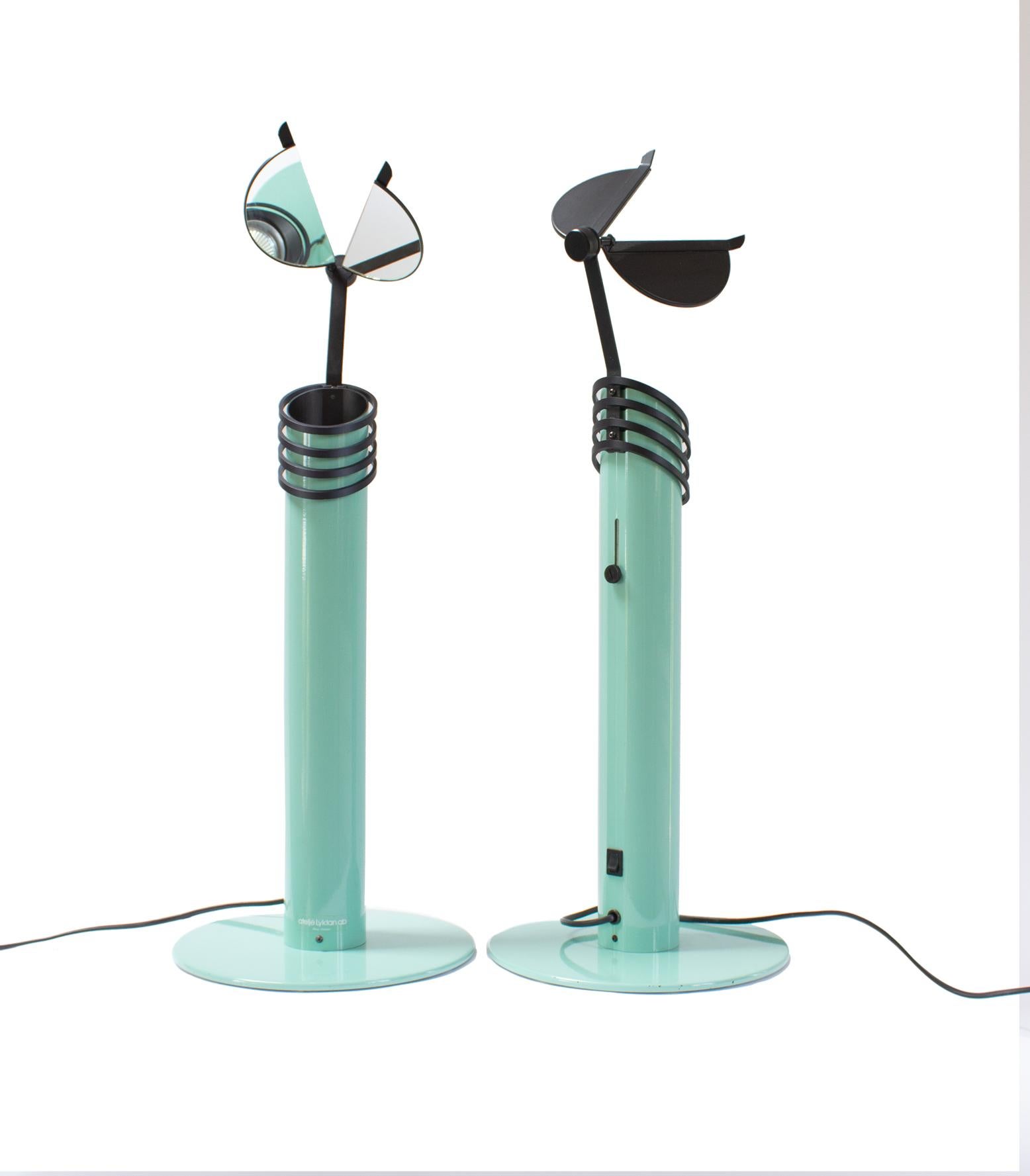 Ein Paar skandinavisch-moderne Tischlampen 