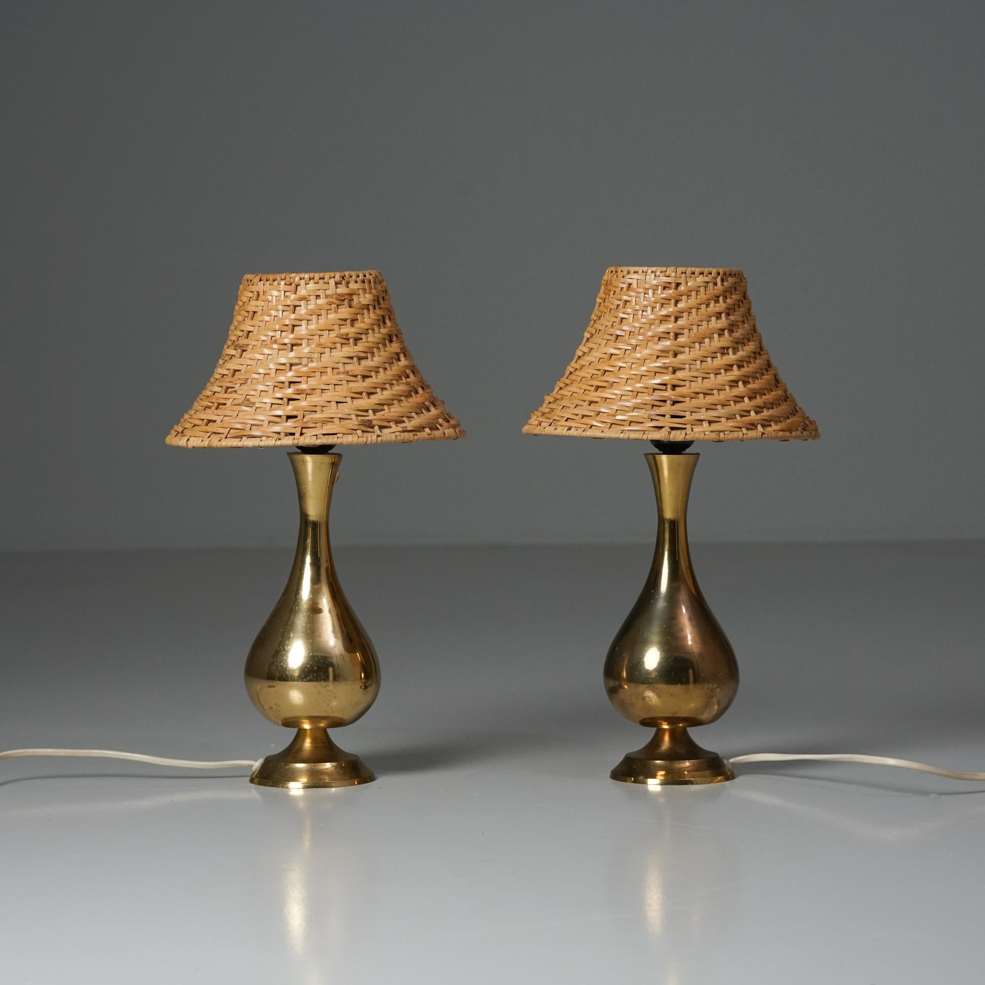 Pareja de lámparas de sobremesa de estilo moderno escandinavo, fabricadas en Suecia, años 70. Estructura de latón, pantalla de ratán. Buen estado vintage, pátina menor acorde con la edad y el uso. Las lámparas se venden como un conjunto. 
