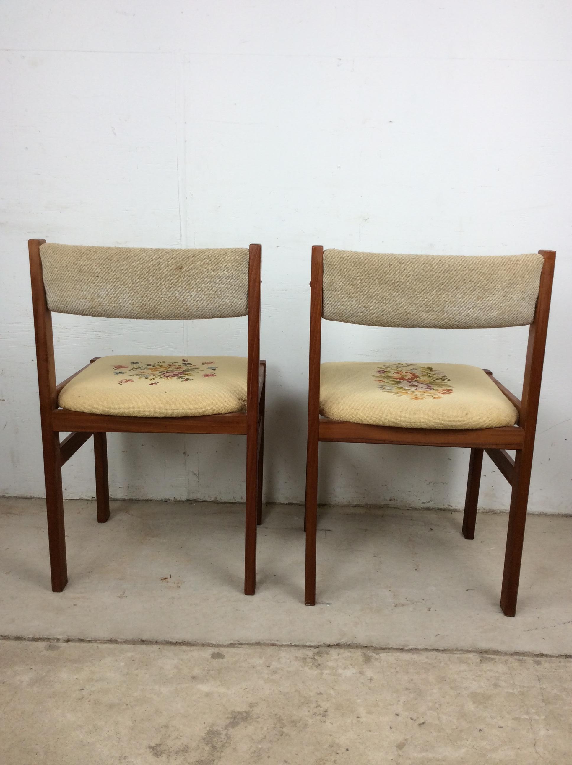 Coppia di sedie moderne scandinave in teak con sedute ricamate e floreali in vendita 3