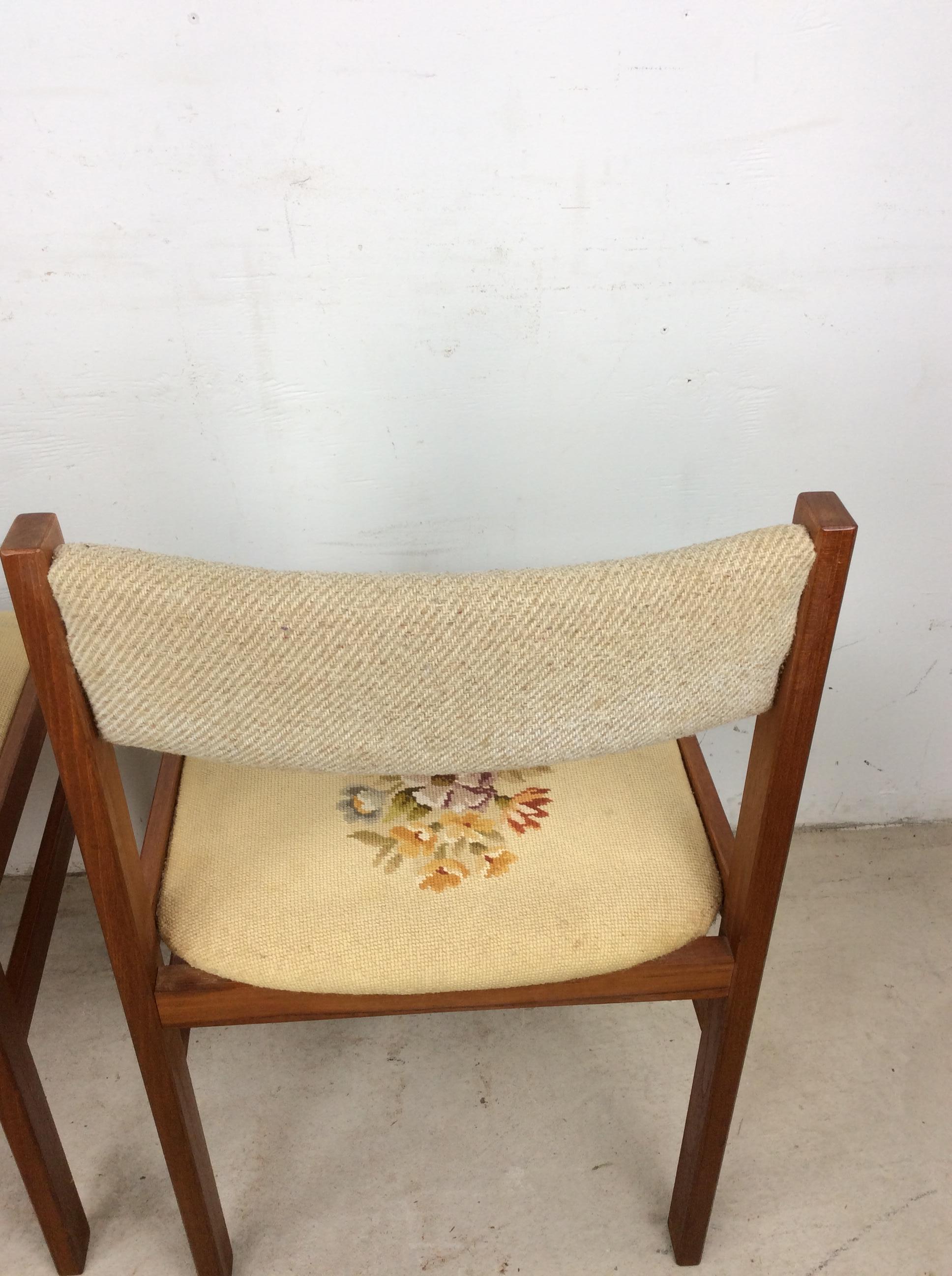 Coppia di sedie moderne scandinave in teak con sedute ricamate e floreali in vendita 4