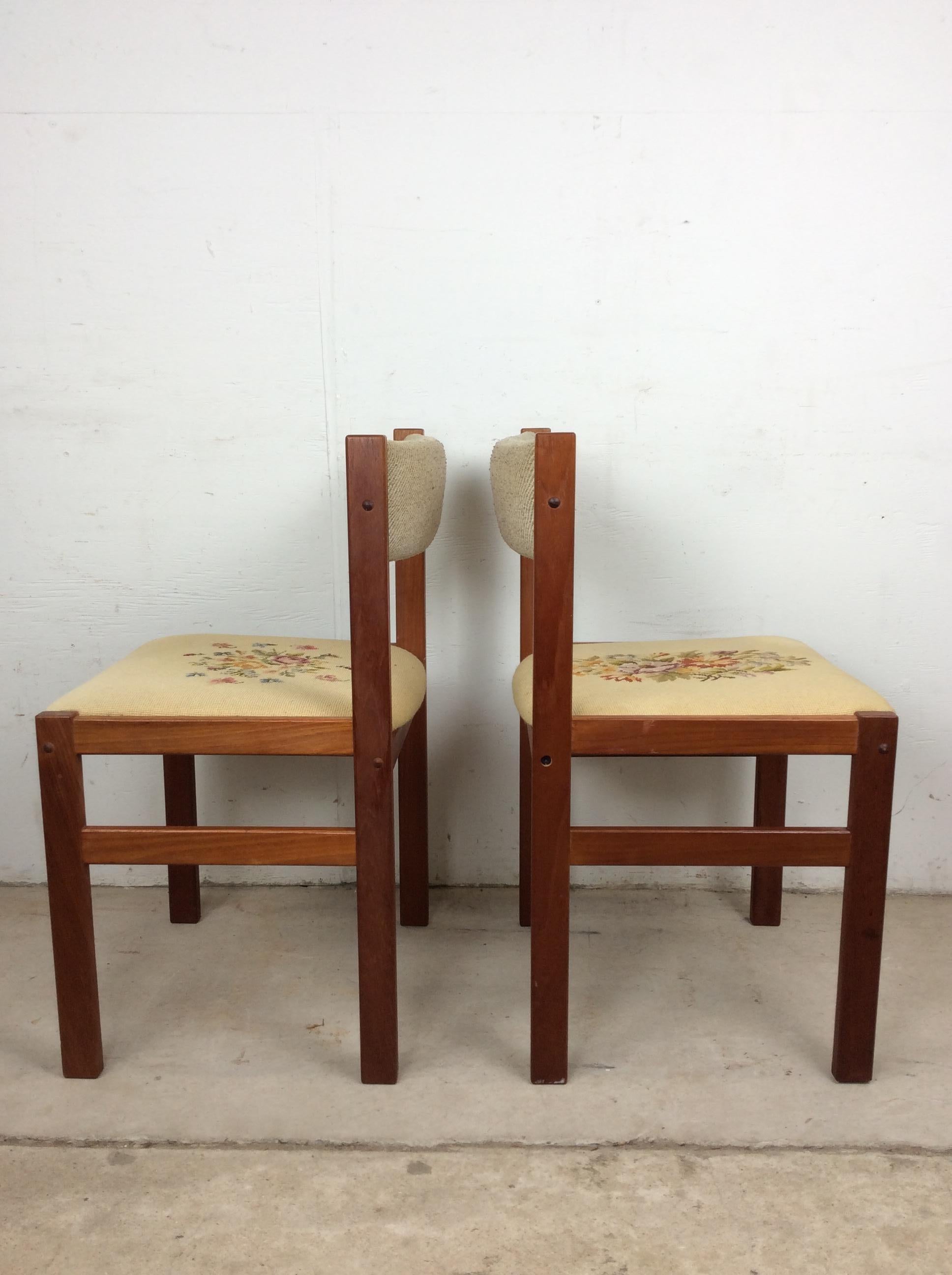 Coppia di sedie moderne scandinave in teak con sedute ricamate e floreali in vendita 5