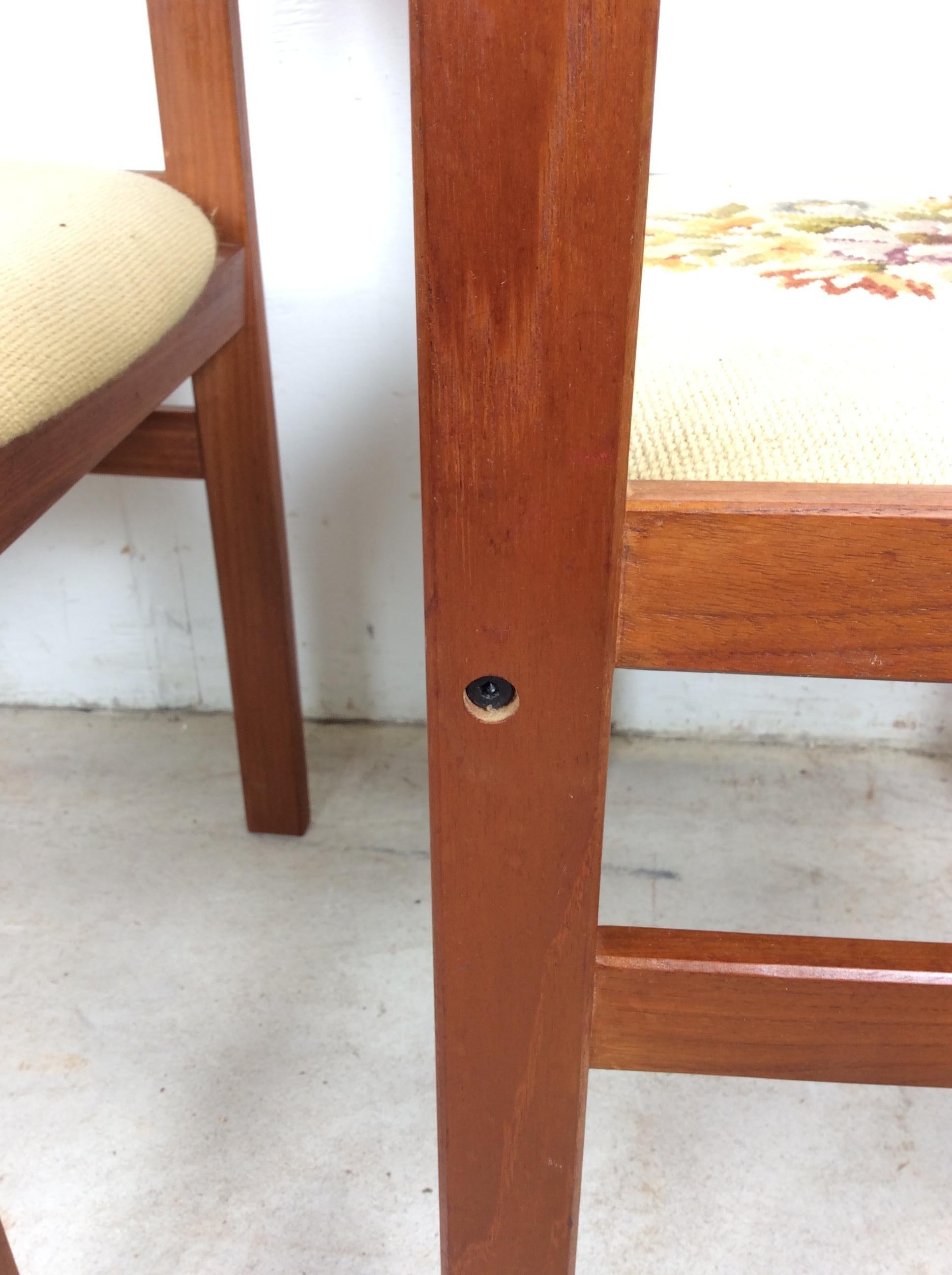 Coppia di sedie moderne scandinave in teak con sedute ricamate e floreali in vendita 6