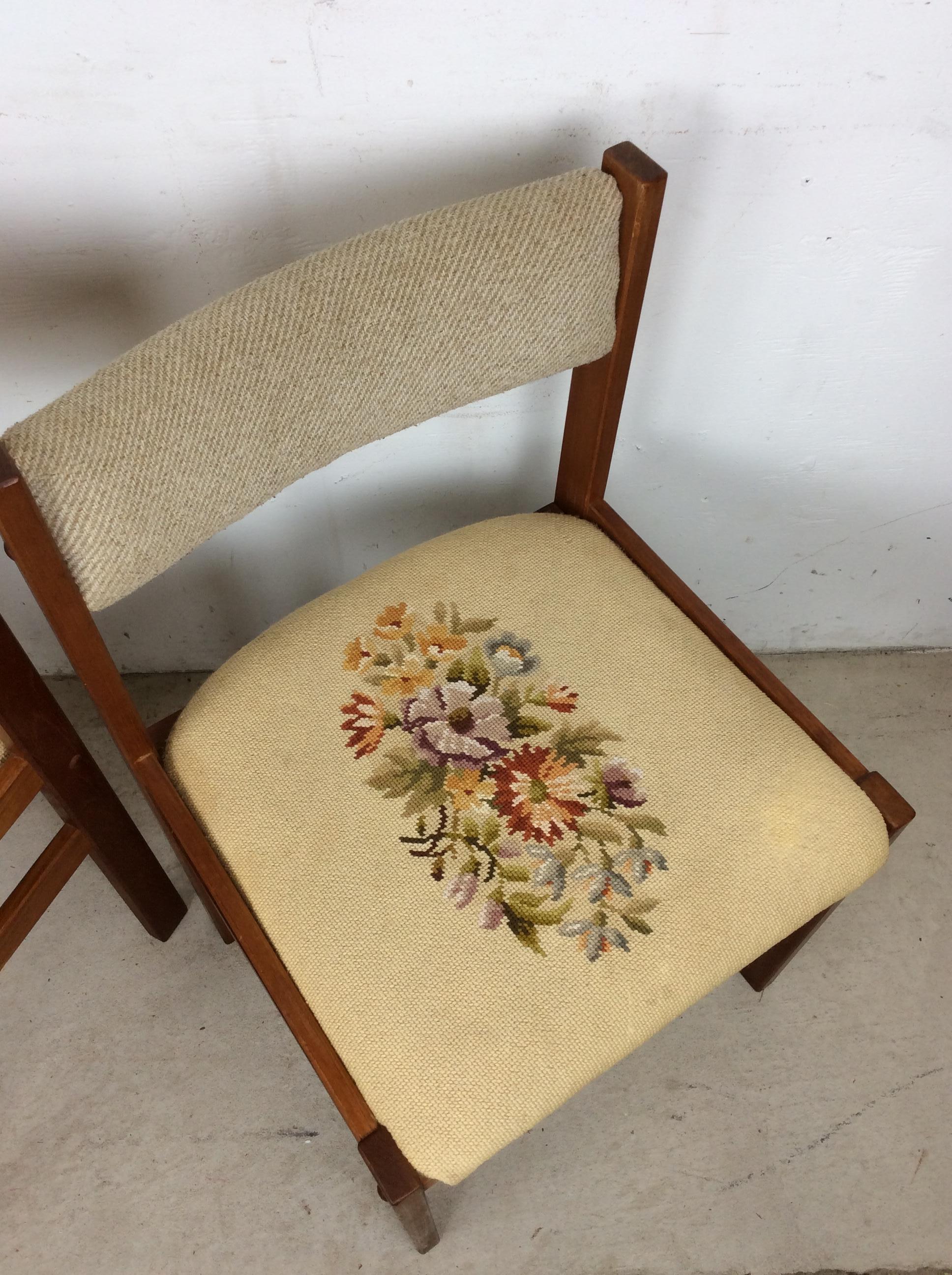 Scandinavo moderno Coppia di sedie moderne scandinave in teak con sedute ricamate e floreali in vendita