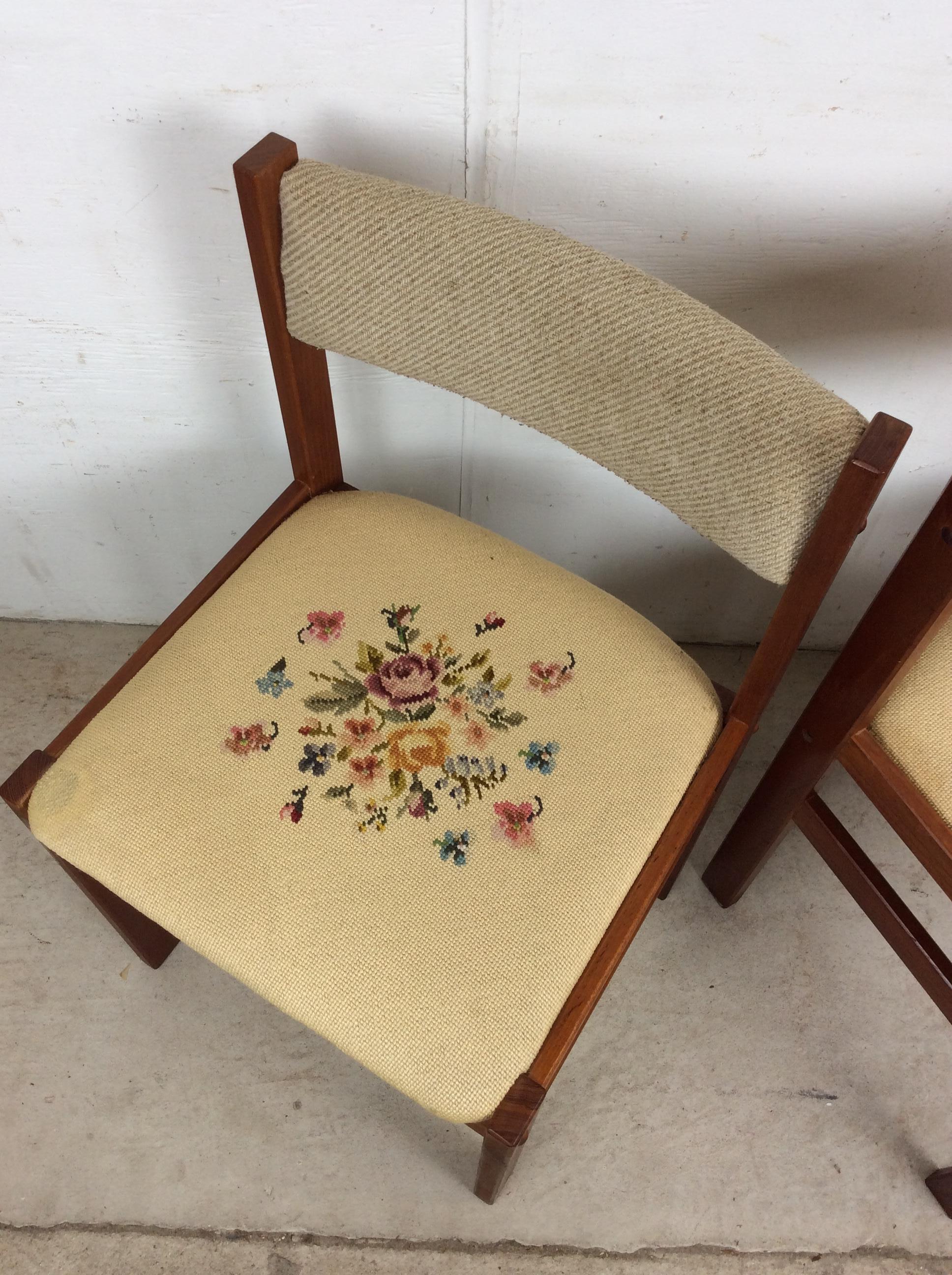 Svedese Coppia di sedie moderne scandinave in teak con sedute ricamate e floreali in vendita