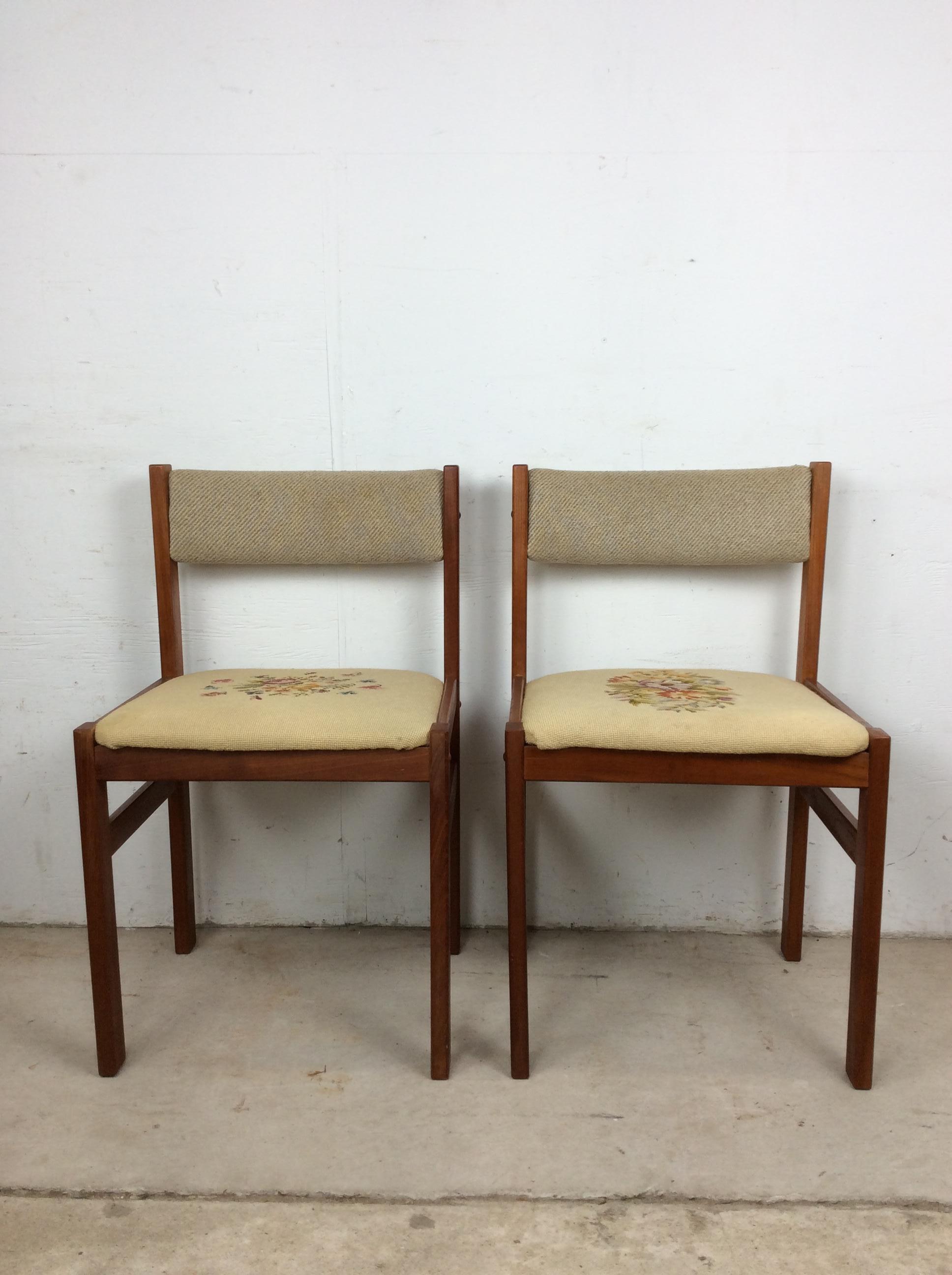 Coppia di sedie moderne scandinave in teak con sedute ricamate e floreali In condizioni buone in vendita a Freehold, NJ