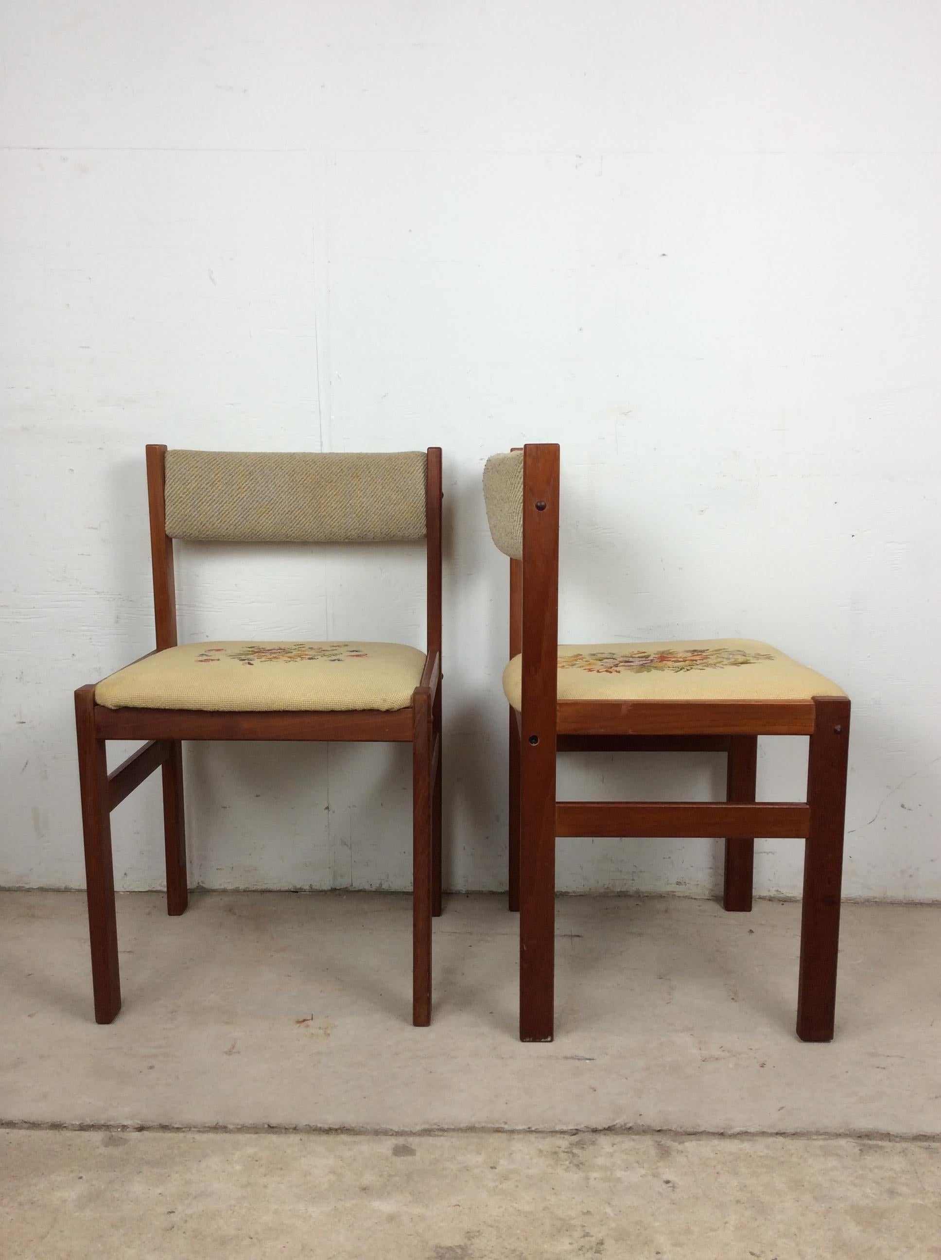 XX secolo Coppia di sedie moderne scandinave in teak con sedute ricamate e floreali in vendita