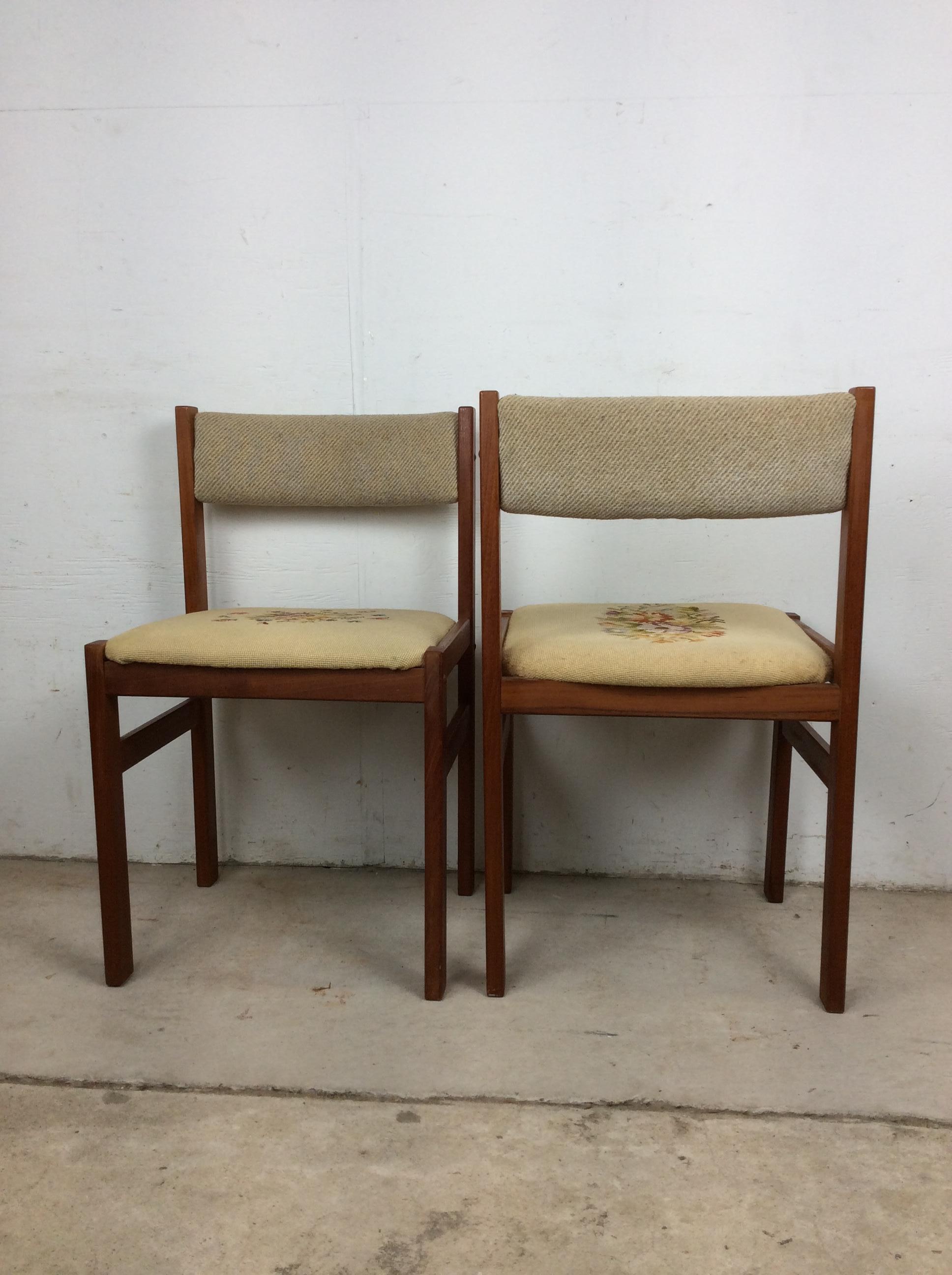 Tappezzeria Coppia di sedie moderne scandinave in teak con sedute ricamate e floreali in vendita