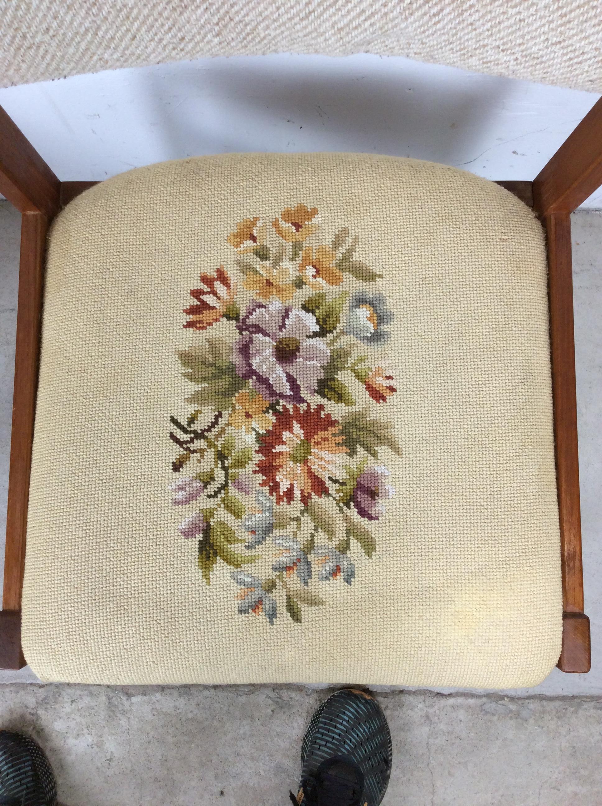 Coppia di sedie moderne scandinave in teak con sedute ricamate e floreali in vendita 1