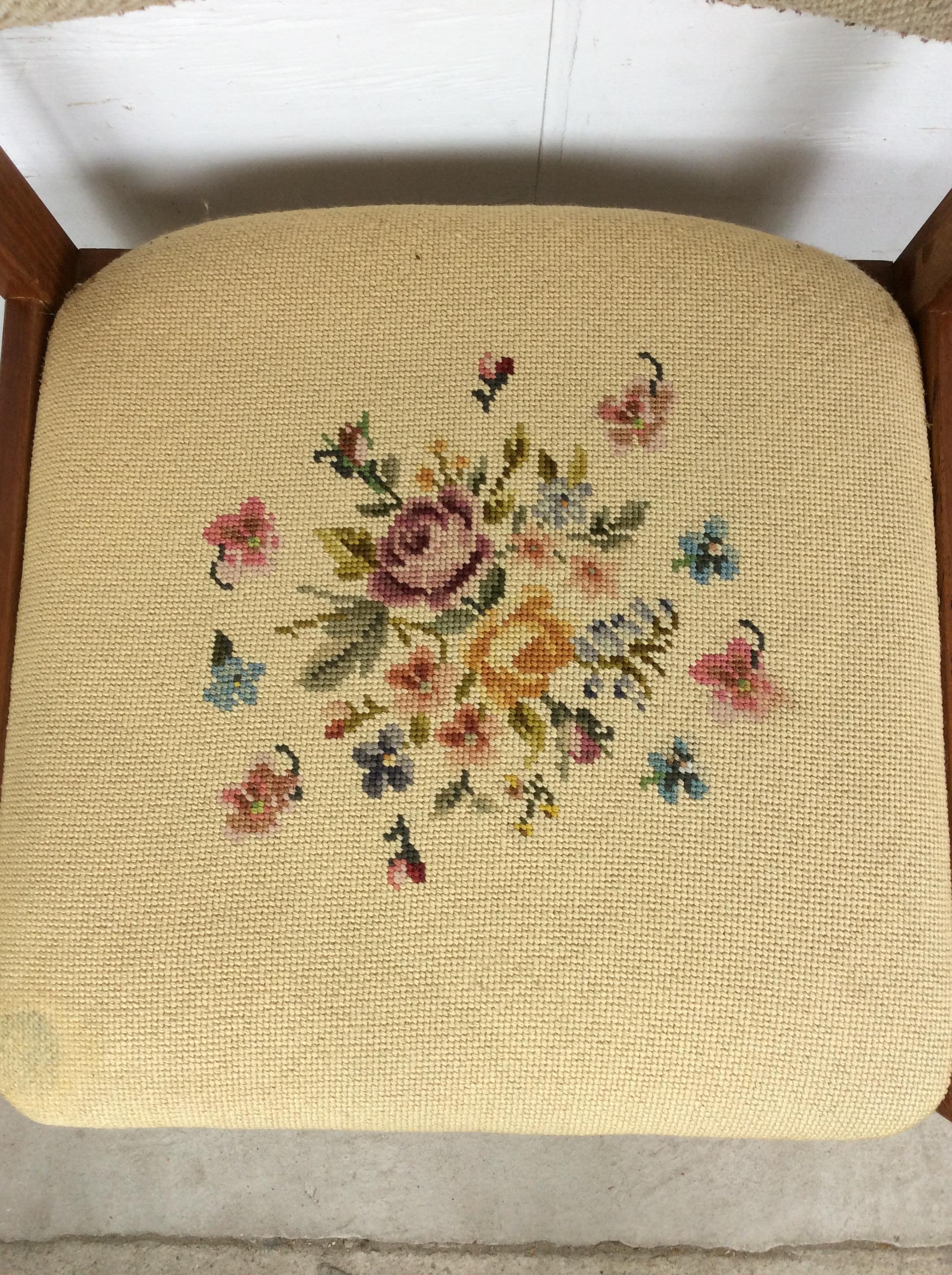 Coppia di sedie moderne scandinave in teak con sedute ricamate e floreali in vendita 2