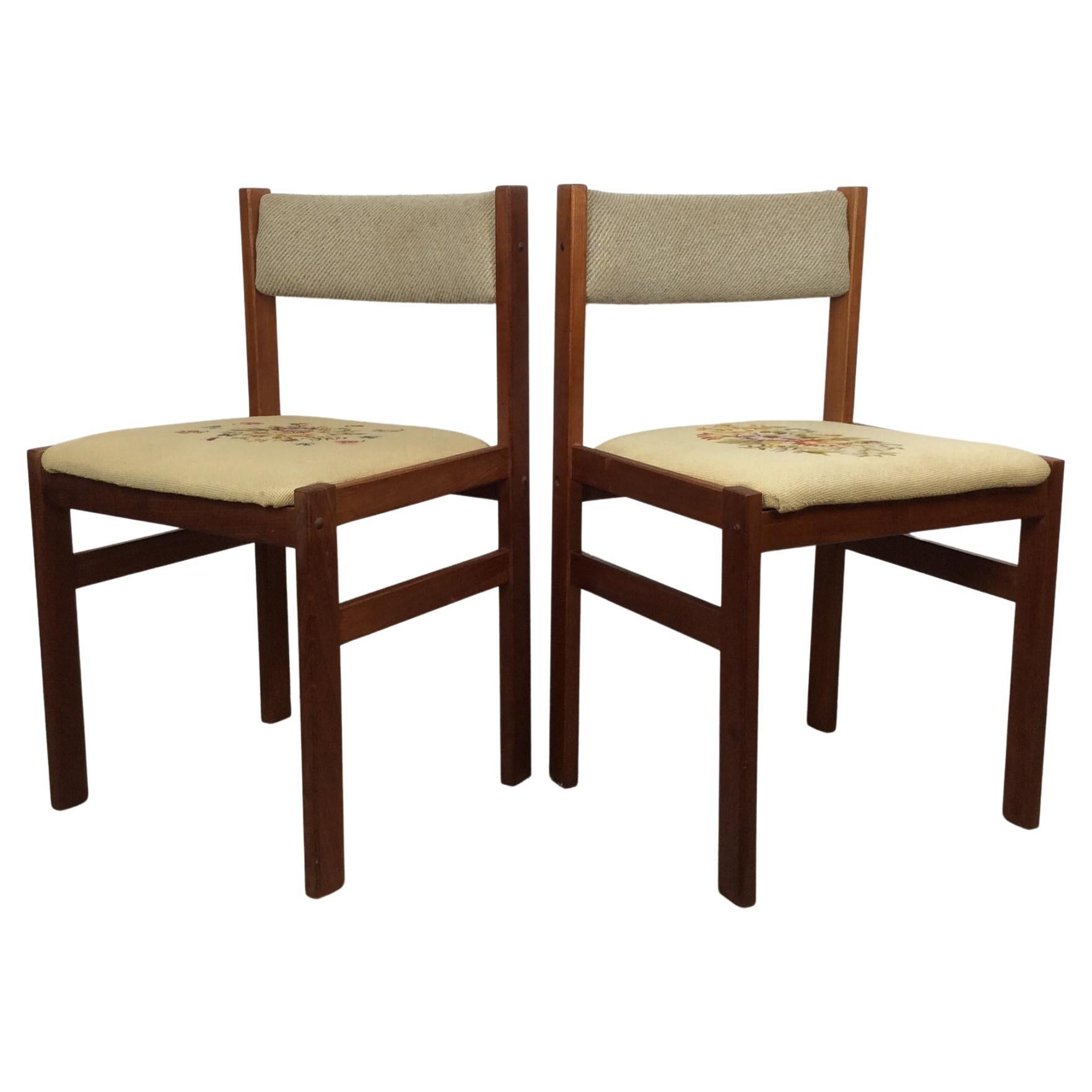 Paar moderne skandinavische Teakholzstühle mit gestickten Blumensitzflächen
