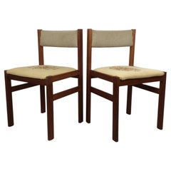 Paar moderne skandinavische Teakholzstühle mit gestickten Blumensitzflächen