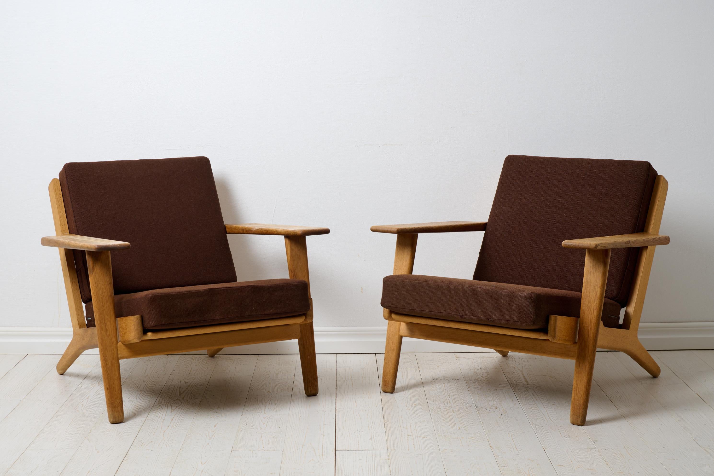Vintage Hans J. Wegner armchairs model GE-290 for Getama Gedsted, Denmark. The armchairs are a mid century classic by one of the most famous names of the time, Hans J. Wegner (Denmark, 1914-2007). This pair of armchairs are made in oak with loose
