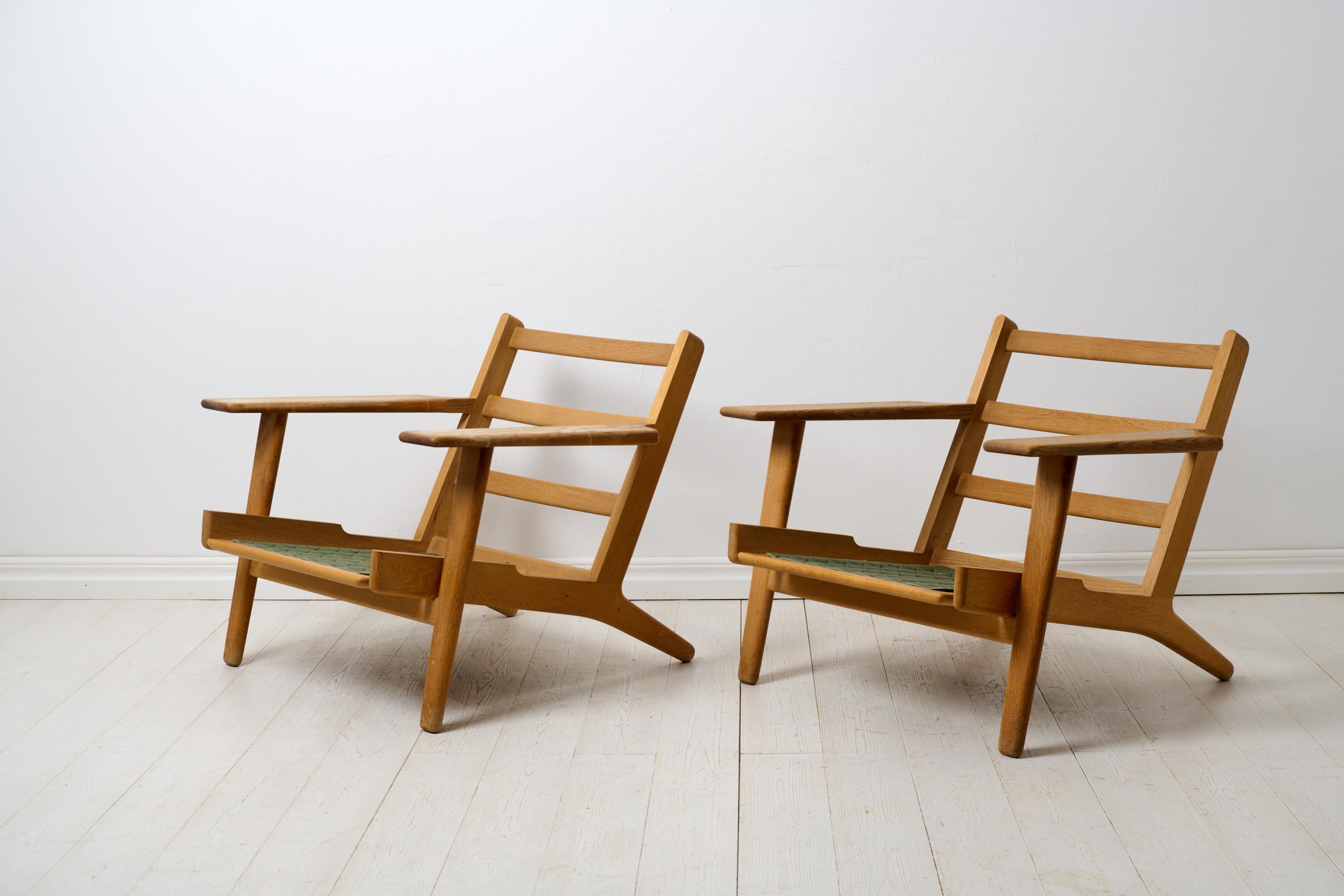 Paire de fauteuils scandinaves modernes vintage Hans J. Wegner modèle GE-290 Bon état - En vente à Kramfors, SE