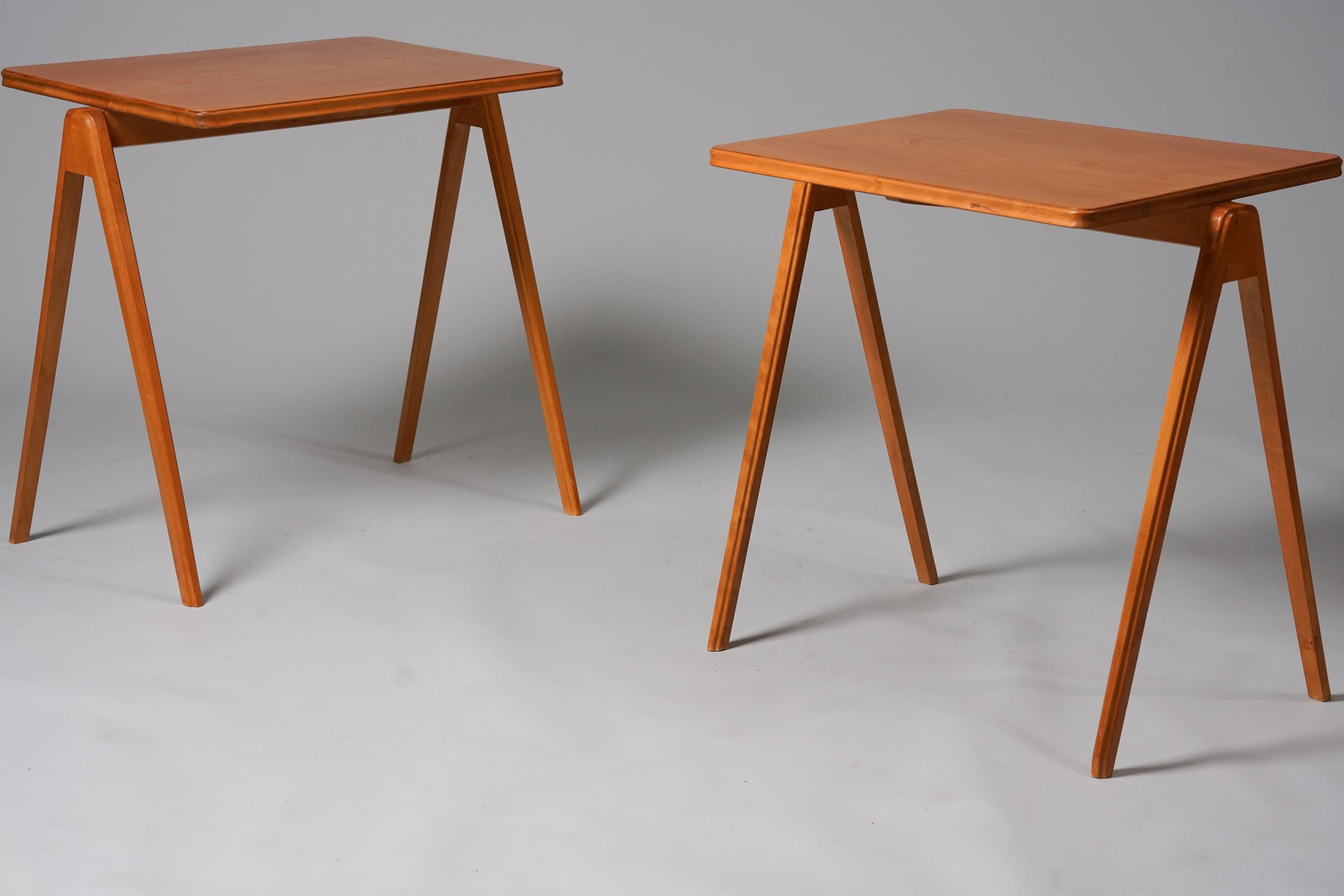Pareja de ligeras mesillas de noche escandinavas, diseñador desconocido, años 50. Olmo. Buen estado, pátina menor acorde con la edad y el uso. Las mesillas de noche se venden como conjunto. Diseño moderno escandinavo minimalista clásico.