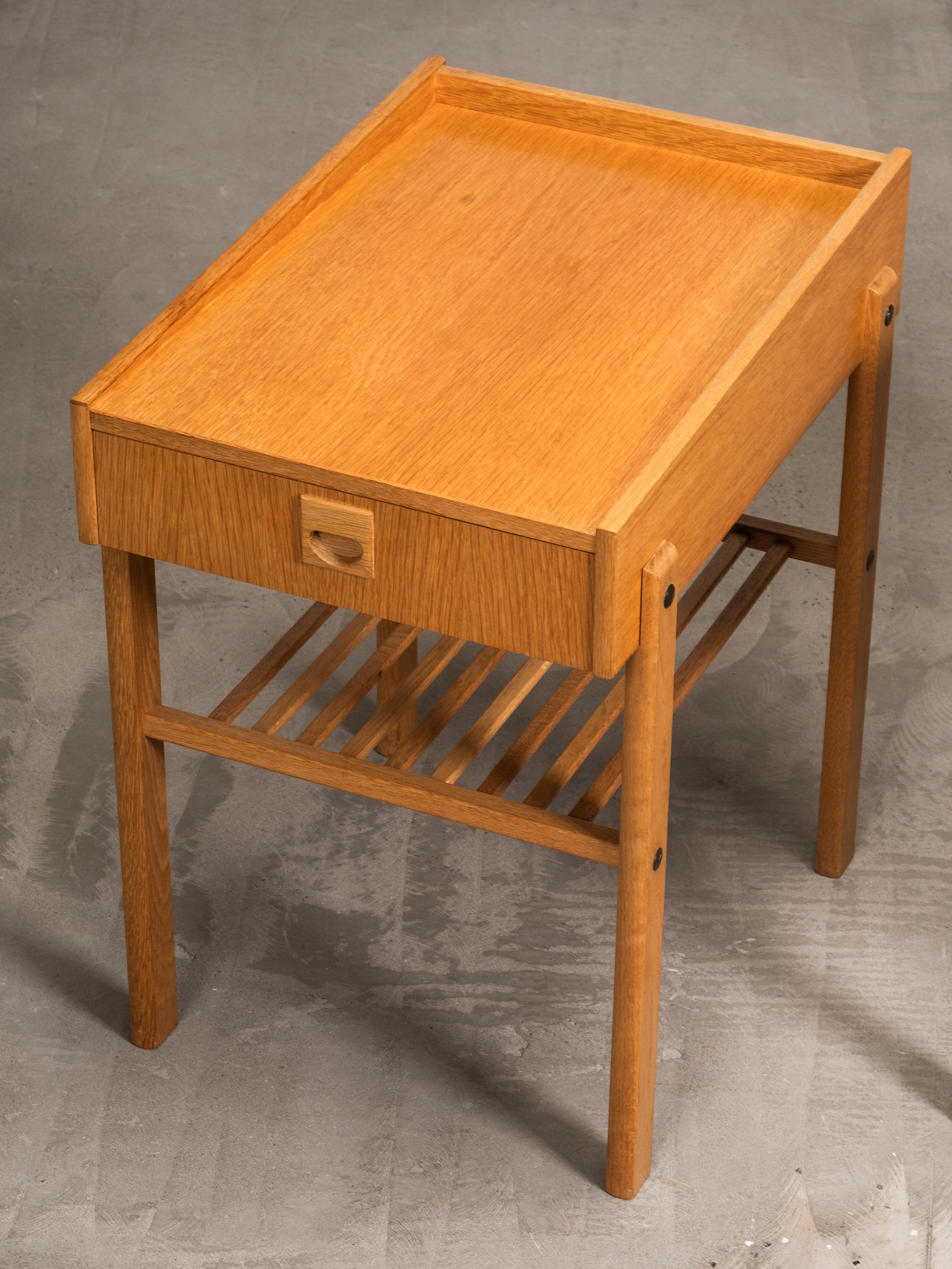 Veneer Pair of Scandinavian Oak Bedside Tables, 1960s For Sale