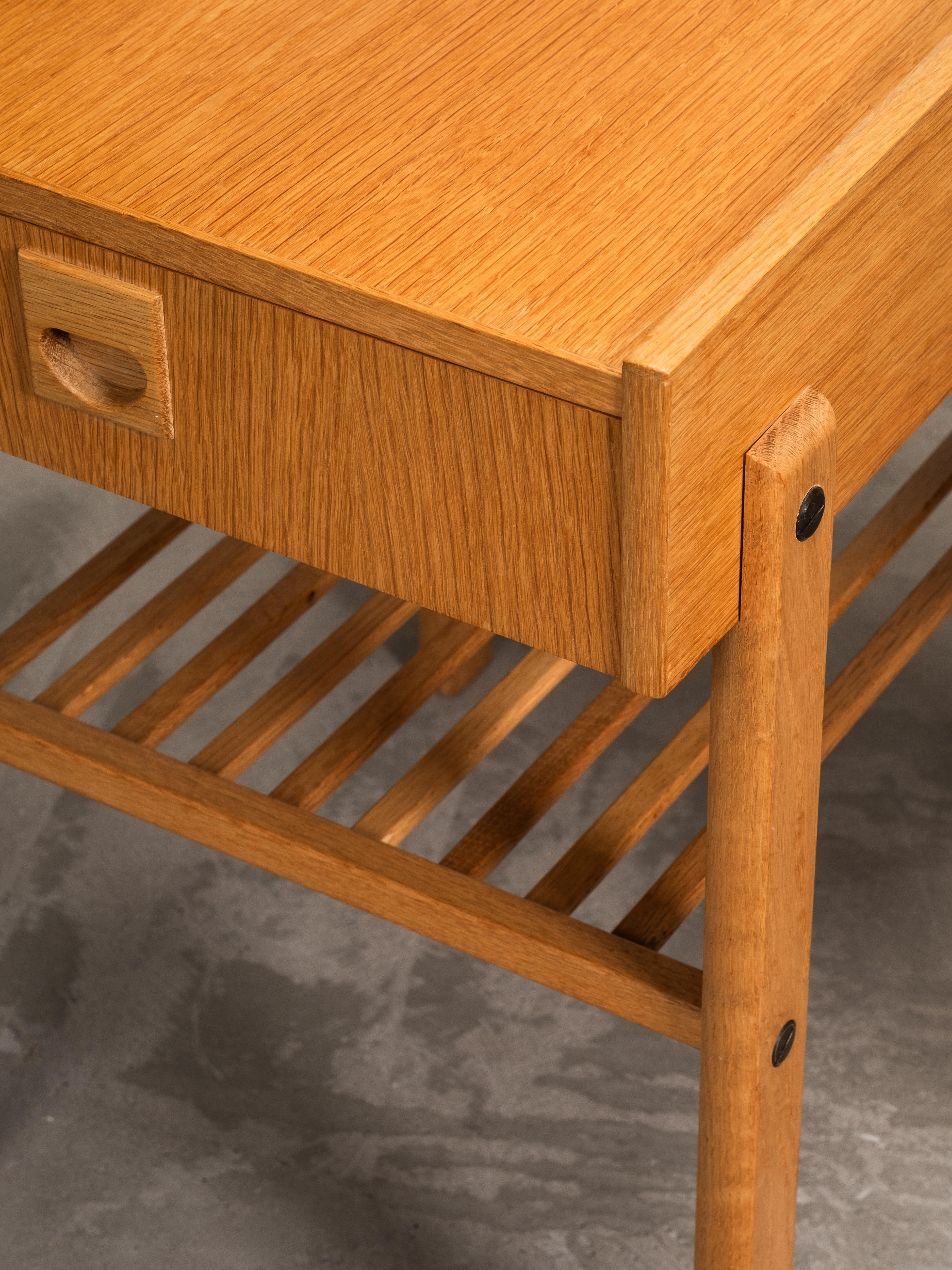 Pair of Scandinavian Oak Bedside Tables, 1960s In Good Condition For Sale In Karis, Nyland