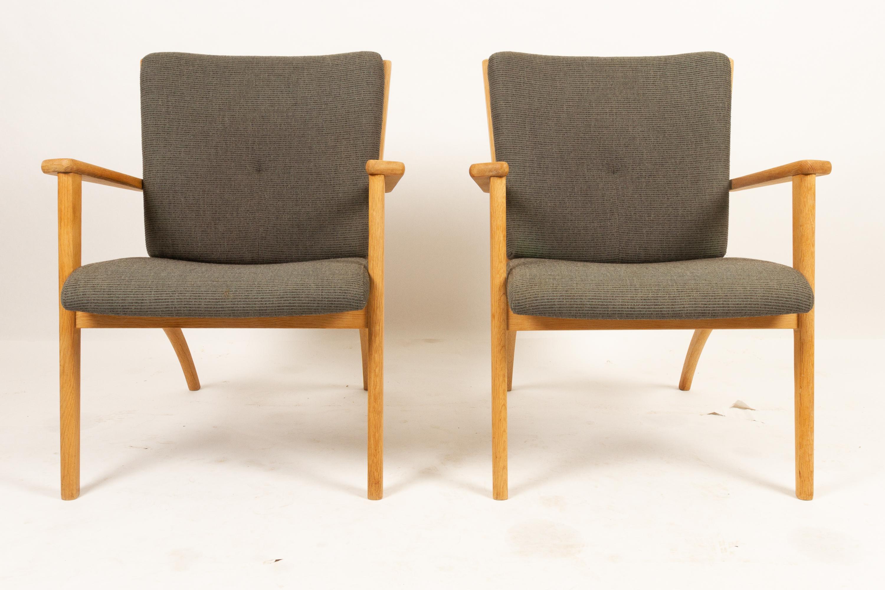 Pair of Scandinavian oak lounge chairs, 1990s
Set of 2 very comfortable and light lounge chairs in light solid oak. Very Scandinavian look. Slender frame with elegant curves and tapered legs. Back with round conical bars. Wide armrests. Upholstered