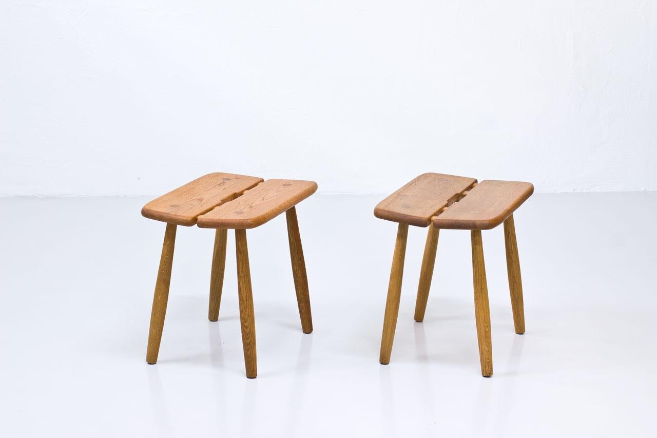 Pair of sculptural stools designed by Carl Gustaf Boulogner.
Manufactured by AB Bröderna Wigells stolfabrik in Sweden during the 1950s. 
Made from solid oak.