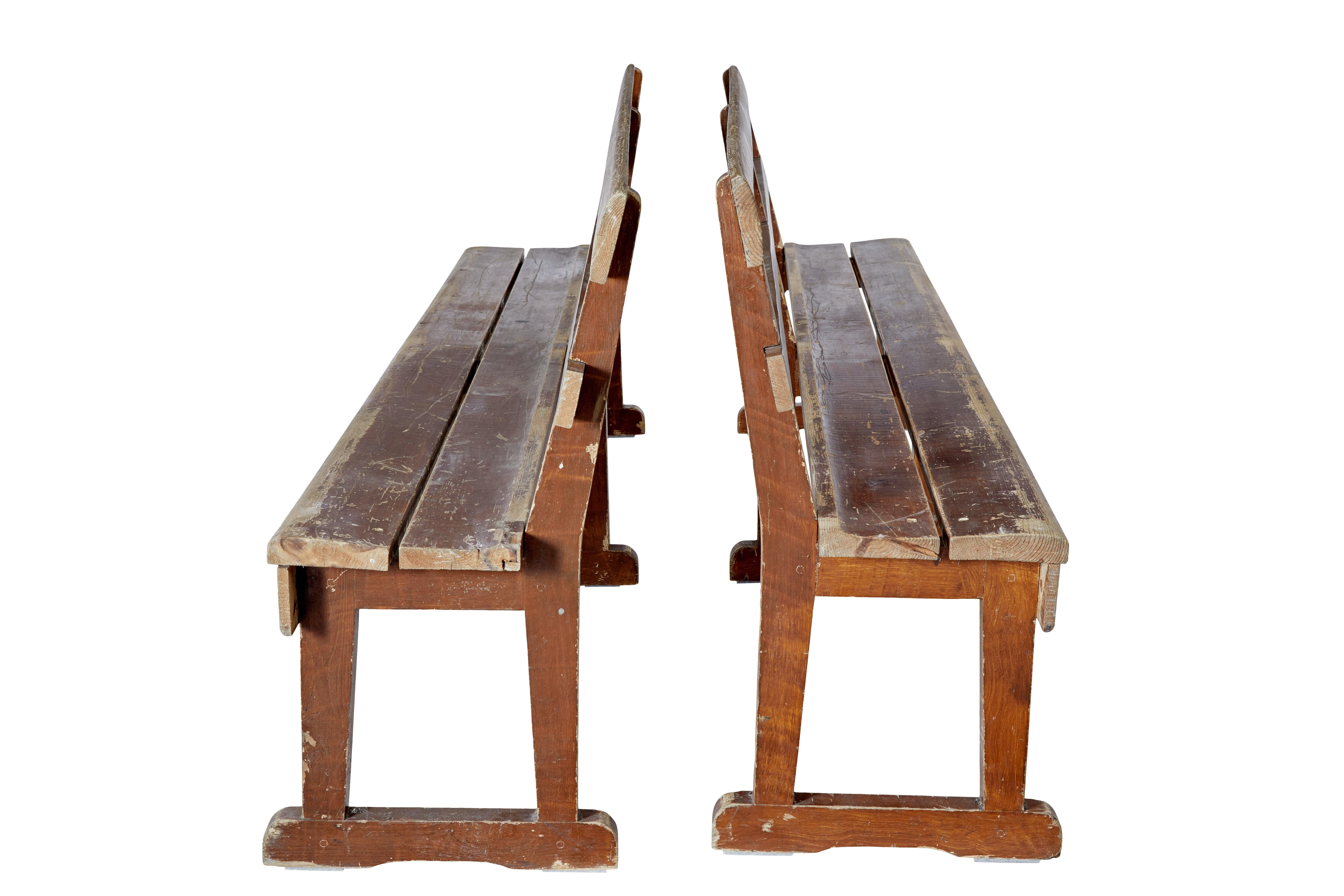 Rustique Paire de bancs scandinaves en pin peint en vente