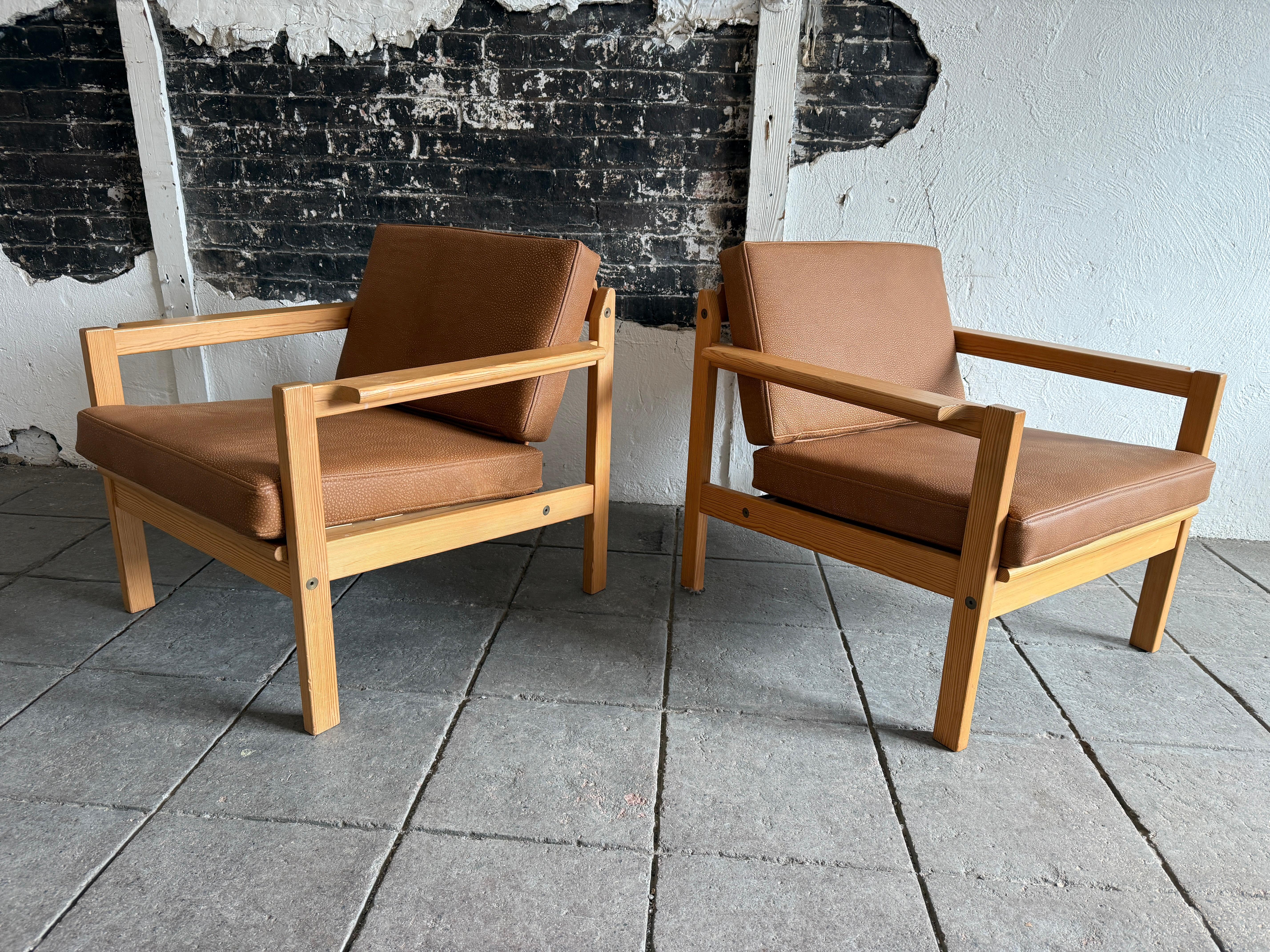 Norvegese Coppia di poltrone scandinave in pino di Bruksbo Made in Norvegia in vendita