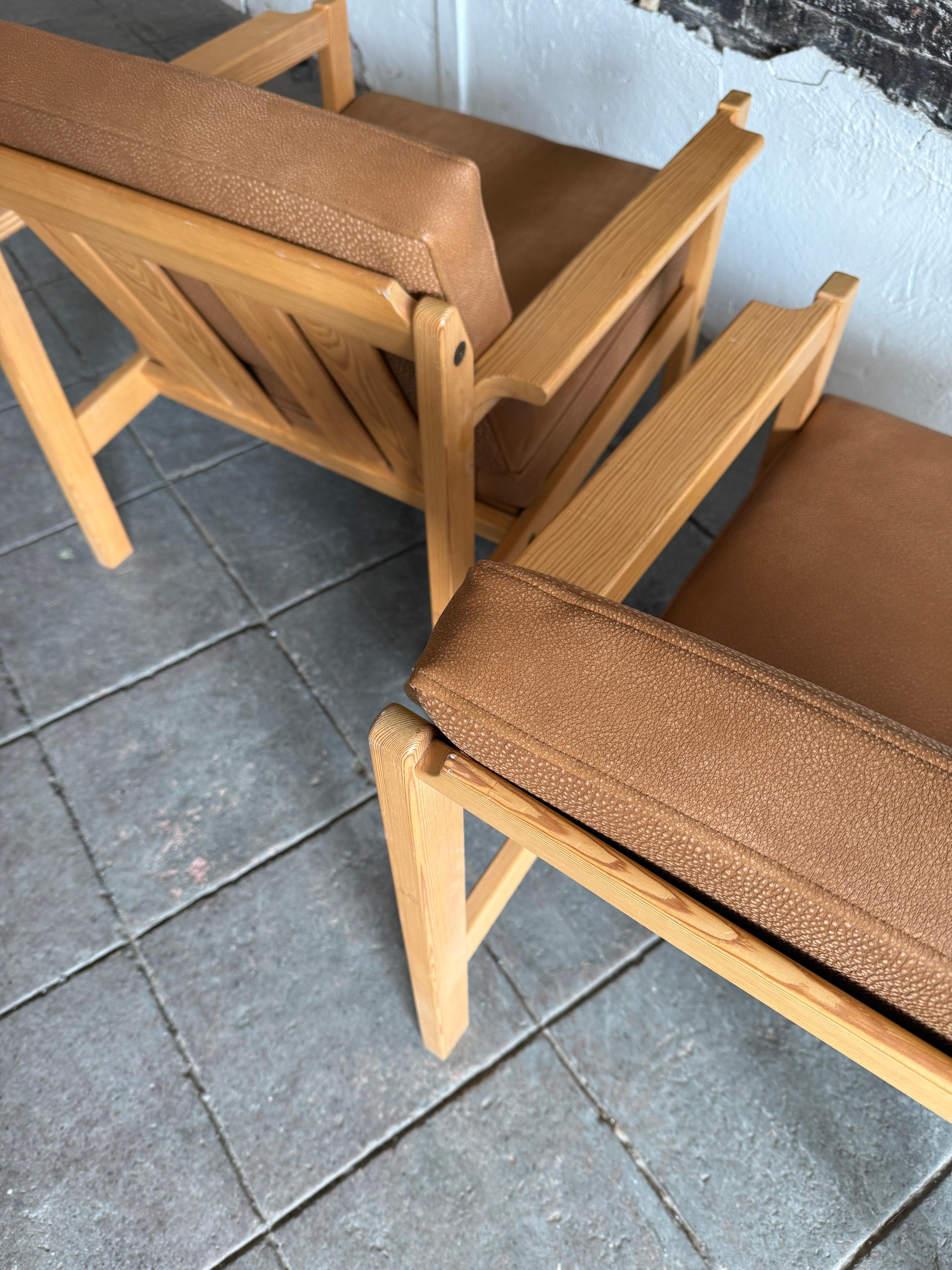Falegnameria Coppia di poltrone scandinave in pino di Bruksbo Made in Norvegia in vendita