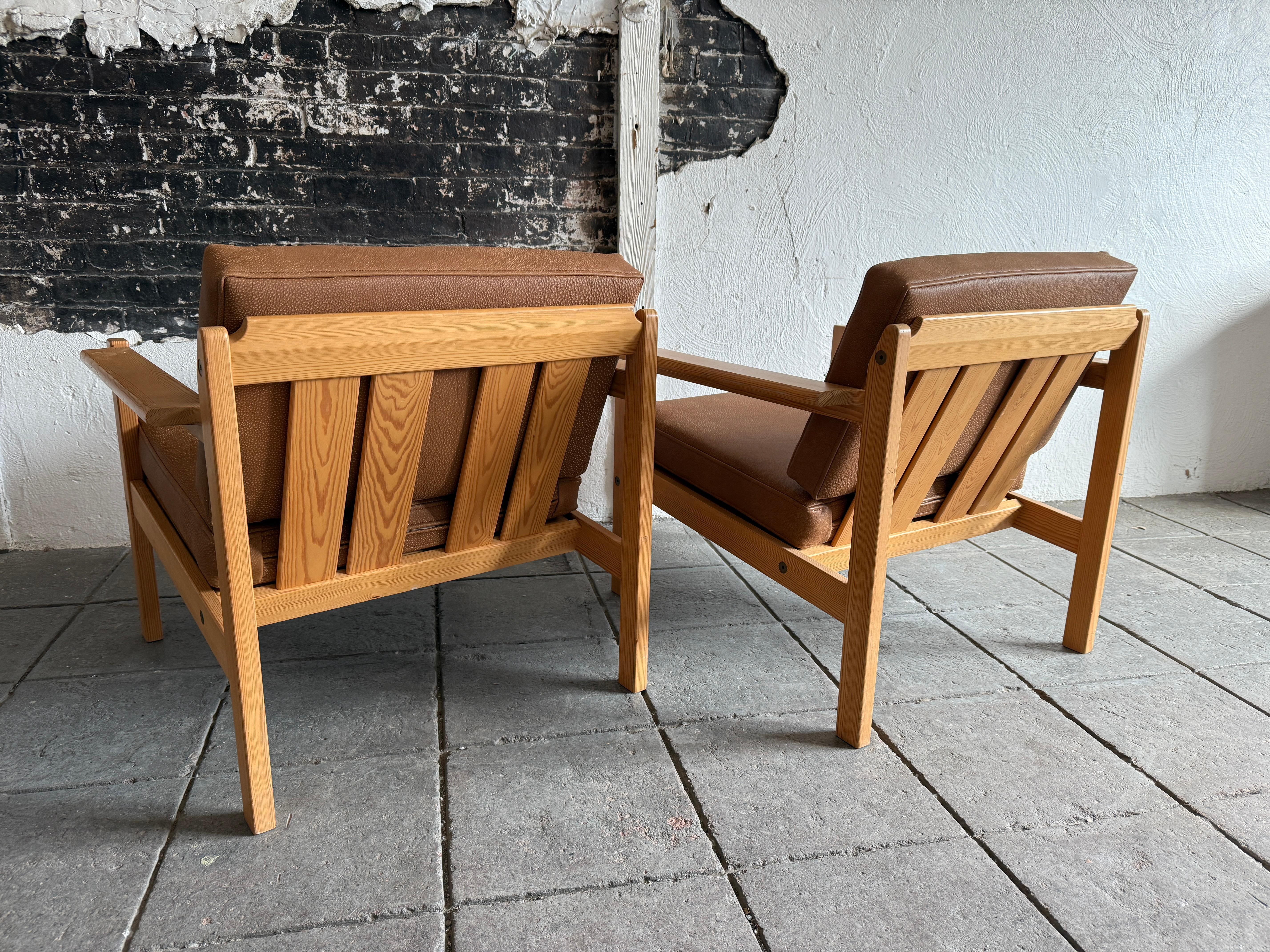Coppia di poltrone scandinave in pino di Bruksbo Made in Norvegia In condizioni buone in vendita a Brooklyn, NY