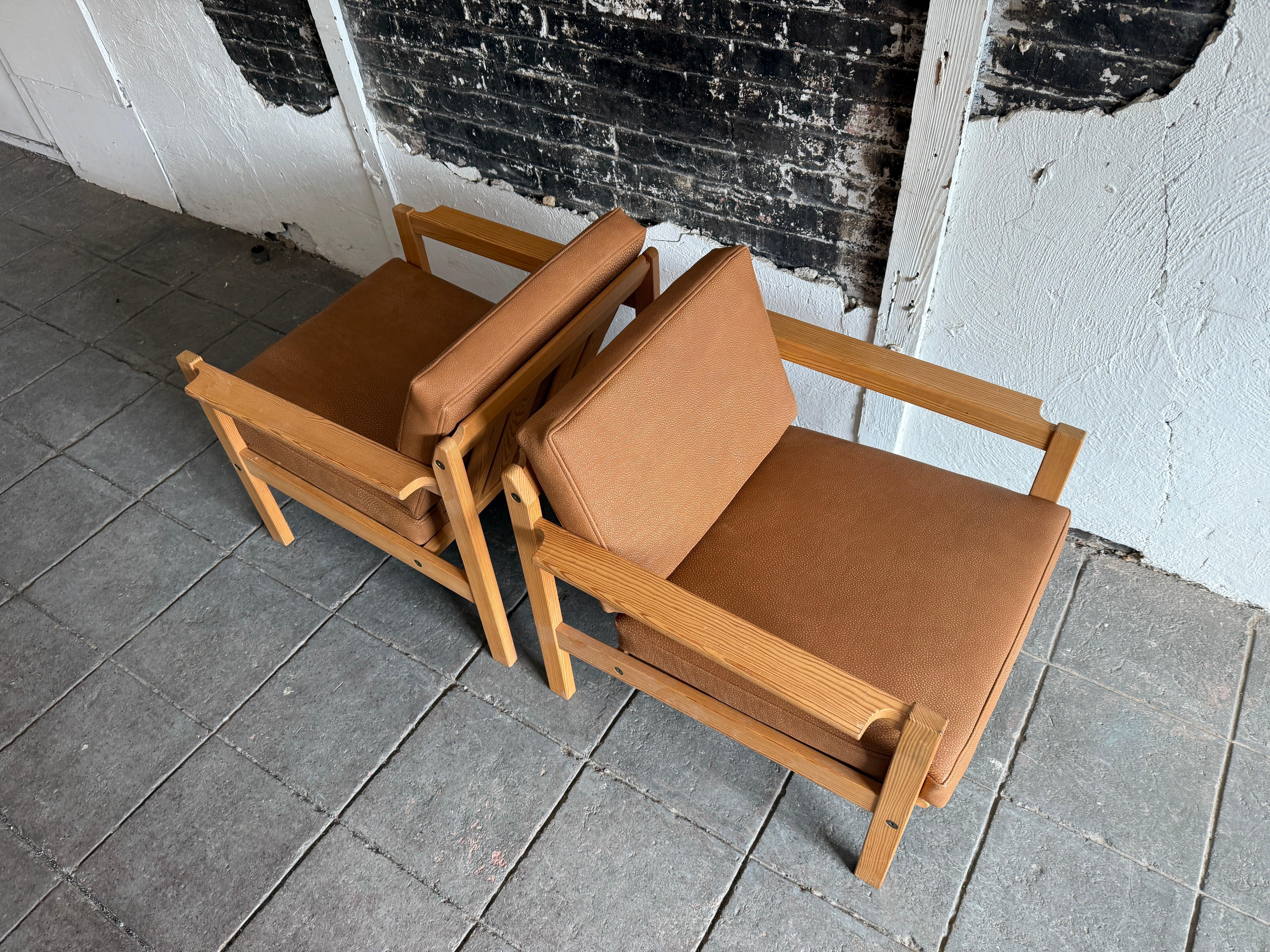 Pelle Coppia di poltrone scandinave in pino di Bruksbo Made in Norvegia in vendita