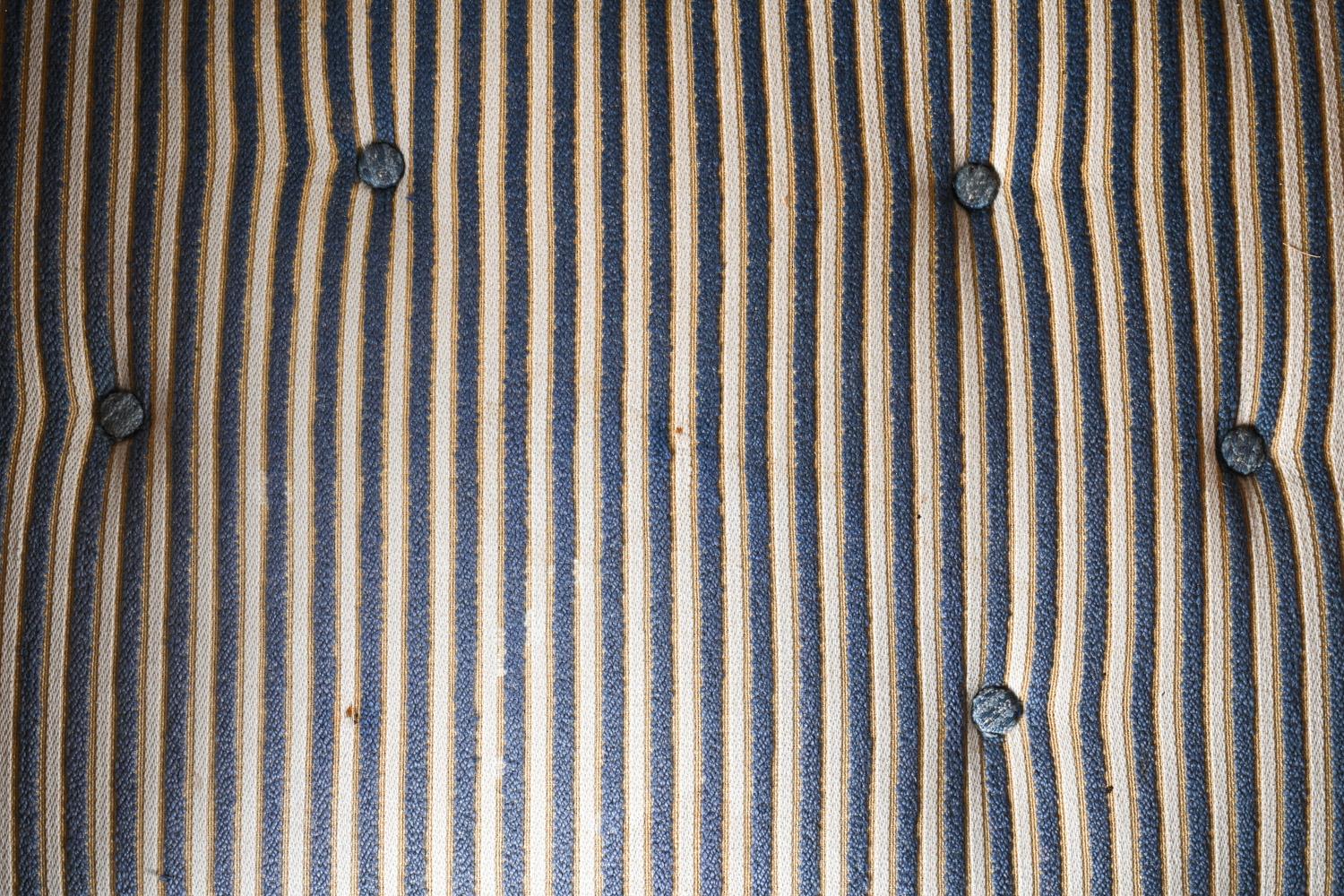 Tissu Paire de fauteuils scandinaves en pin attribués à Axel Einar Hjorth en vente