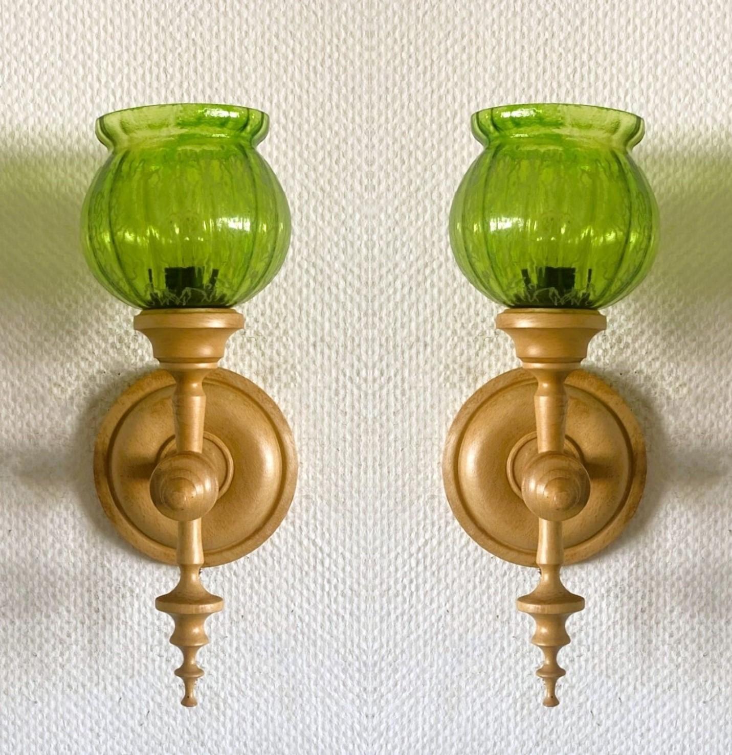 Ein Paar seltene, große schwedische Designer-Wandleuchter aus Kiefernholz Schweden, 1960er Jahre. Sehr elegantes Design mit grünen Glasschirmen. Beide Wandleuchten in gutem Vintage-Zustand, keine Chips oder Risse, neu verkabelt.
Jede Leuchte ist für