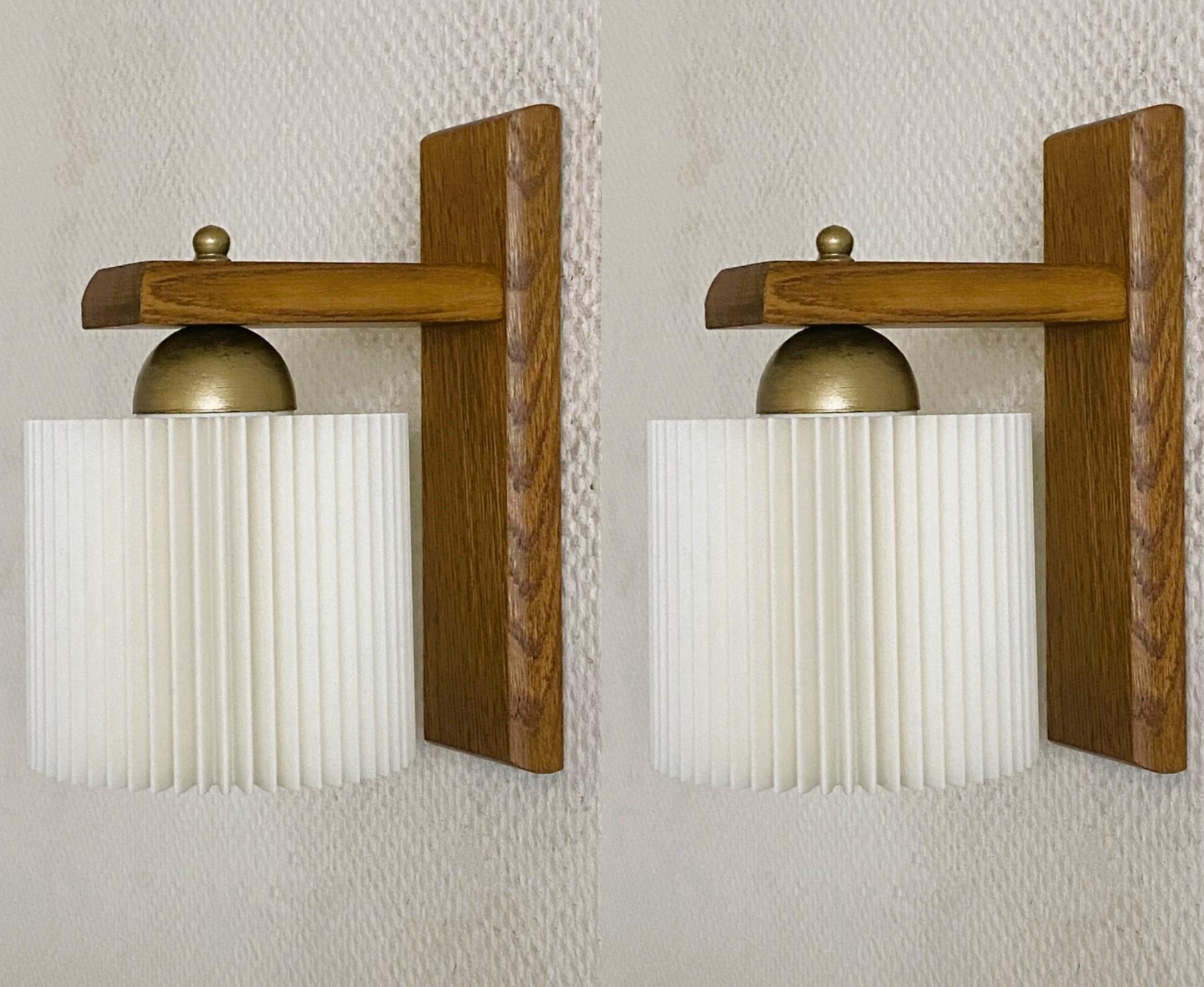Scandinavo moderno Coppia di applique scandinave in Wood Wood con paralumi plissettati, Danimarca, anni '60 in vendita