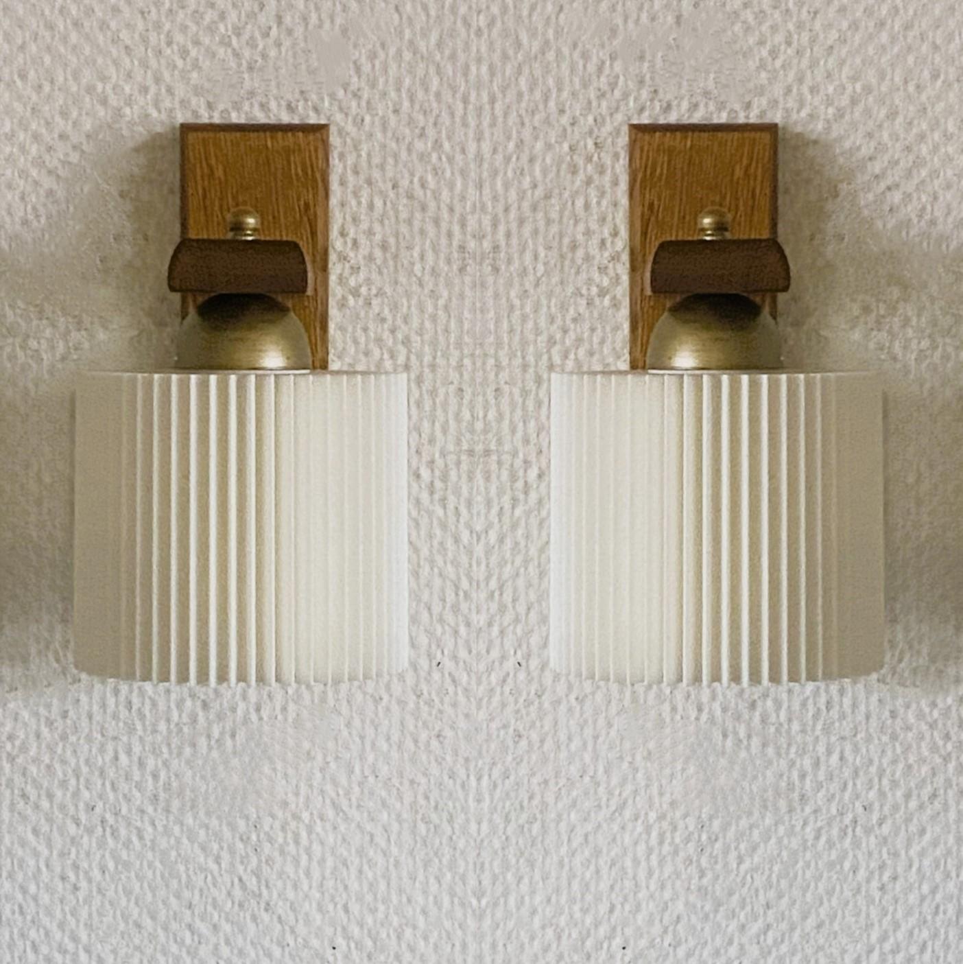 Danese Coppia di applique scandinave in Wood Wood con paralumi plissettati, Danimarca, anni '60 in vendita