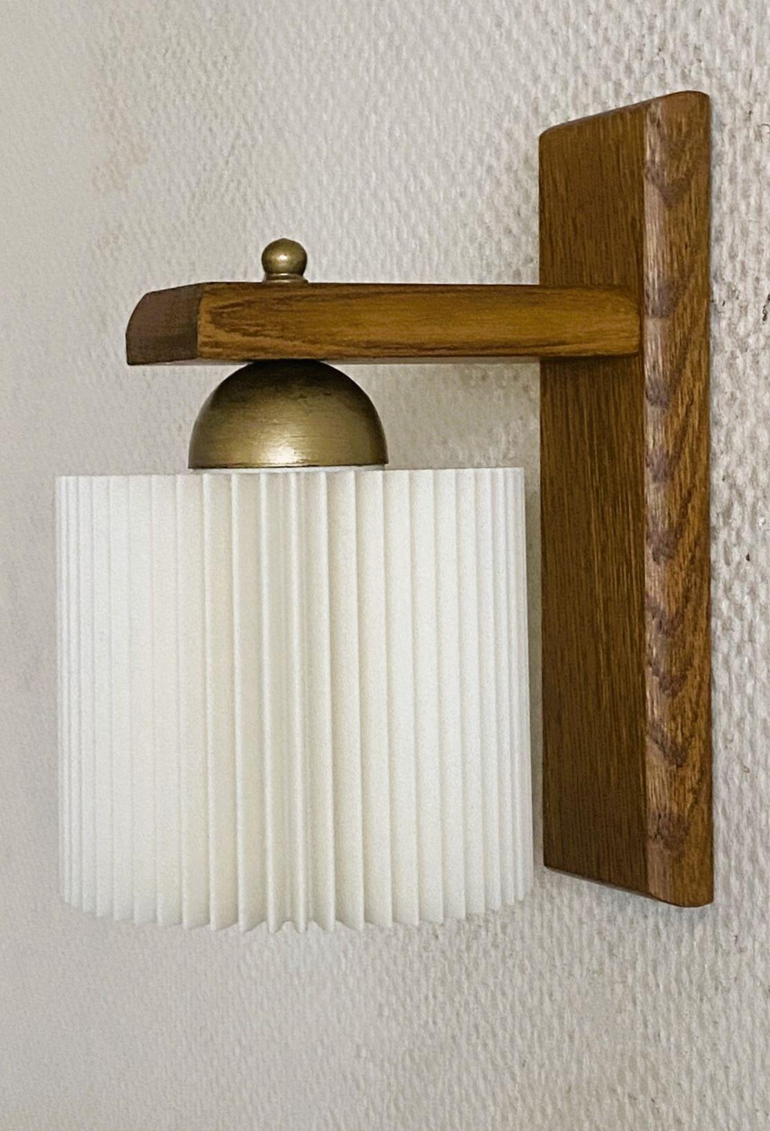 Coppia di applique scandinave in Wood Wood con paralumi plissettati, Danimarca, anni '60 In condizioni buone in vendita a Frankfurt am Main, DE