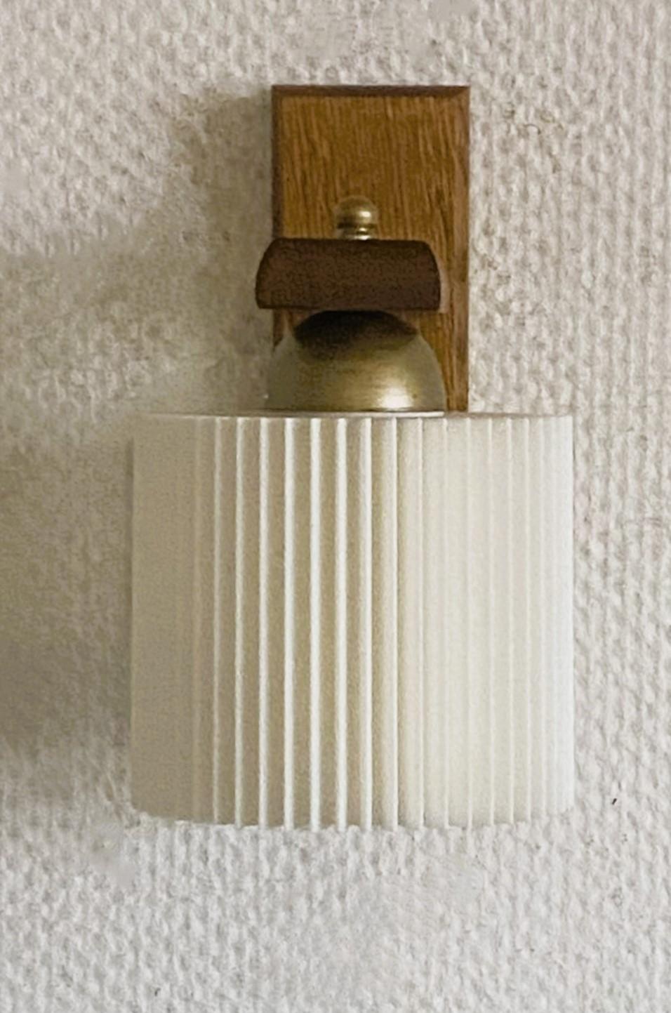 XX secolo Coppia di applique scandinave in Wood Wood con paralumi plissettati, Danimarca, anni '60 in vendita