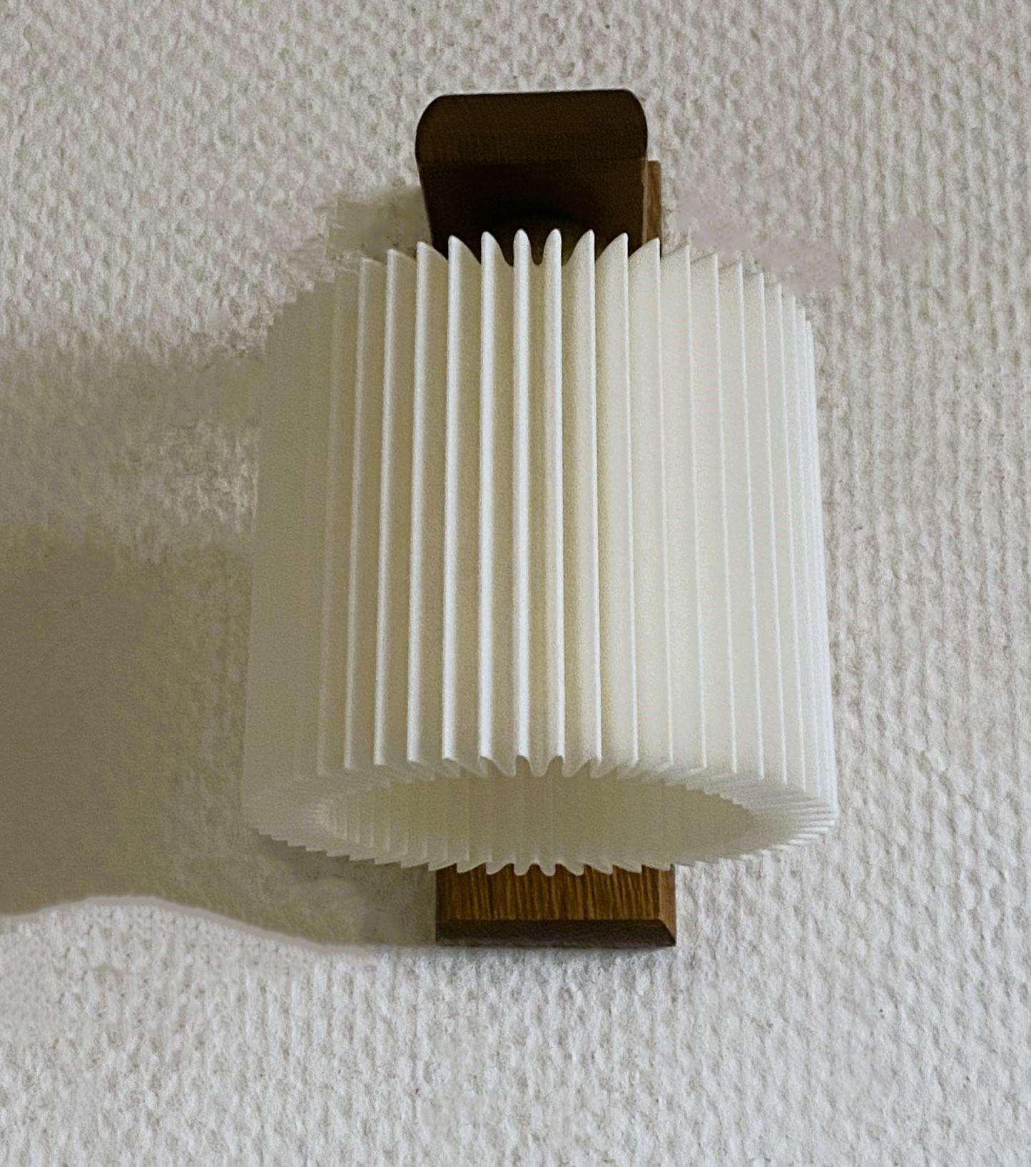 Plastica Coppia di applique scandinave in Wood Wood con paralumi plissettati, Danimarca, anni '60 in vendita