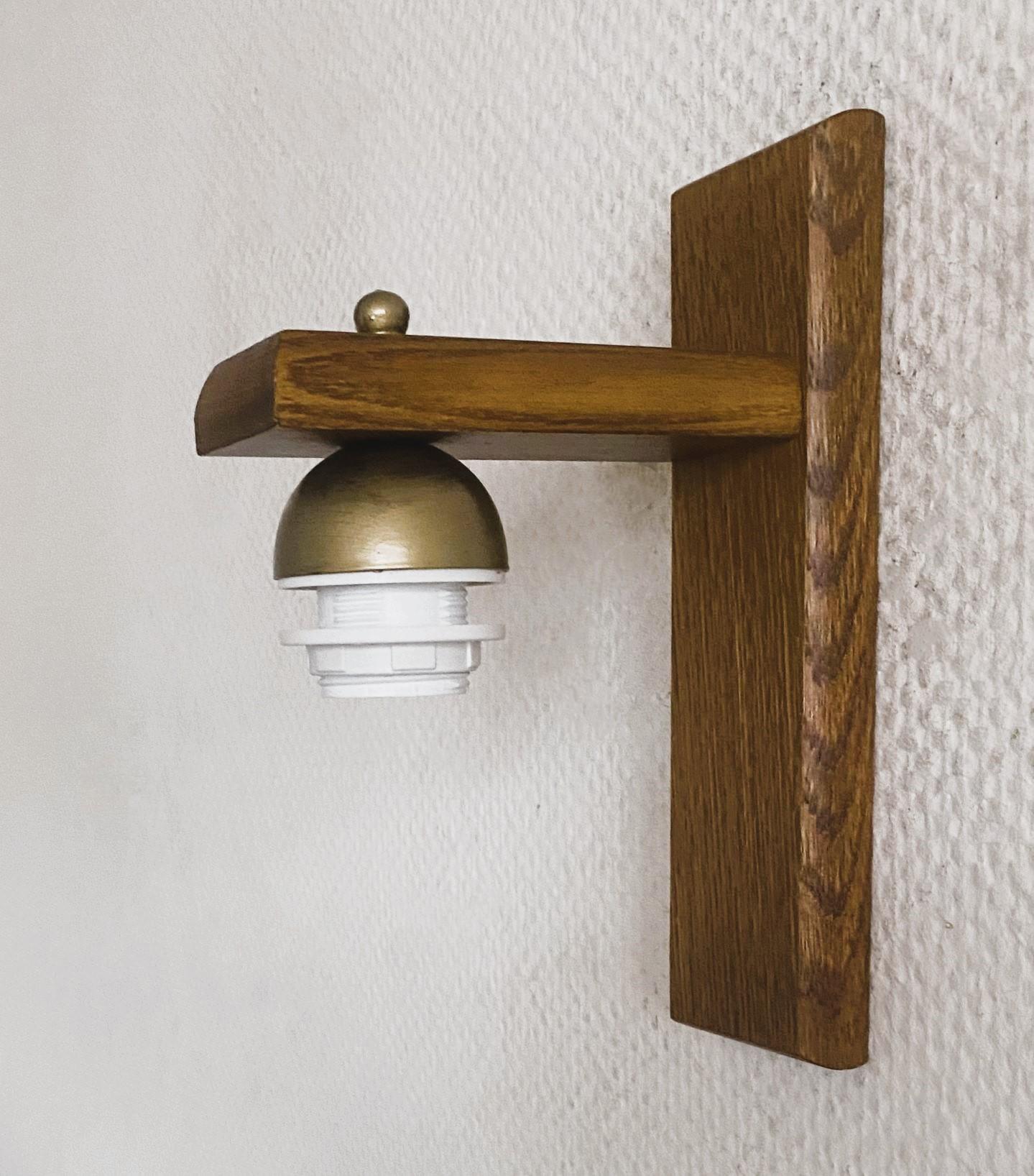 Coppia di applique scandinave in Wood Wood con paralumi plissettati, Danimarca, anni '60 in vendita 1