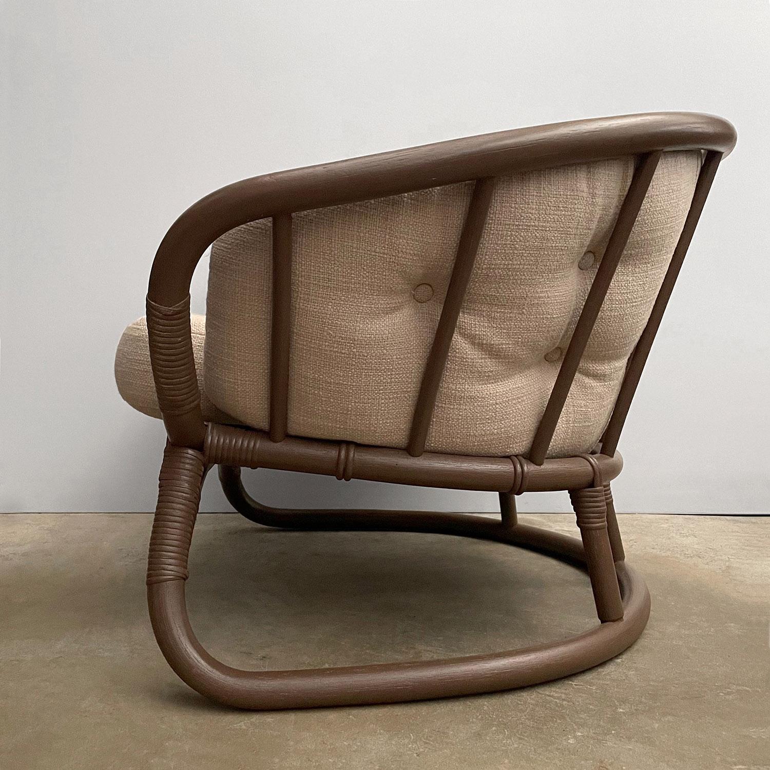 Coppia di sedie da salotto in rattan scandinavo di metà secolo con cuscini in lino in vendita 5