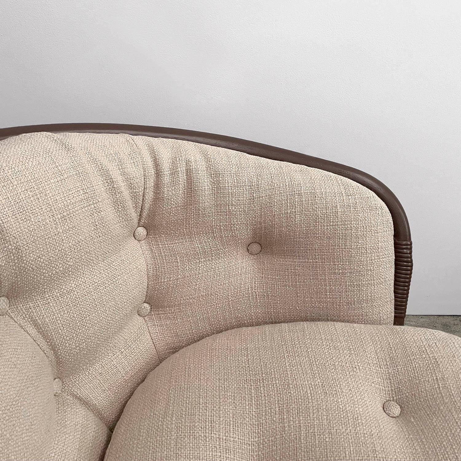 Coppia di sedie da salotto in rattan scandinavo di metà secolo con cuscini in lino in vendita 7