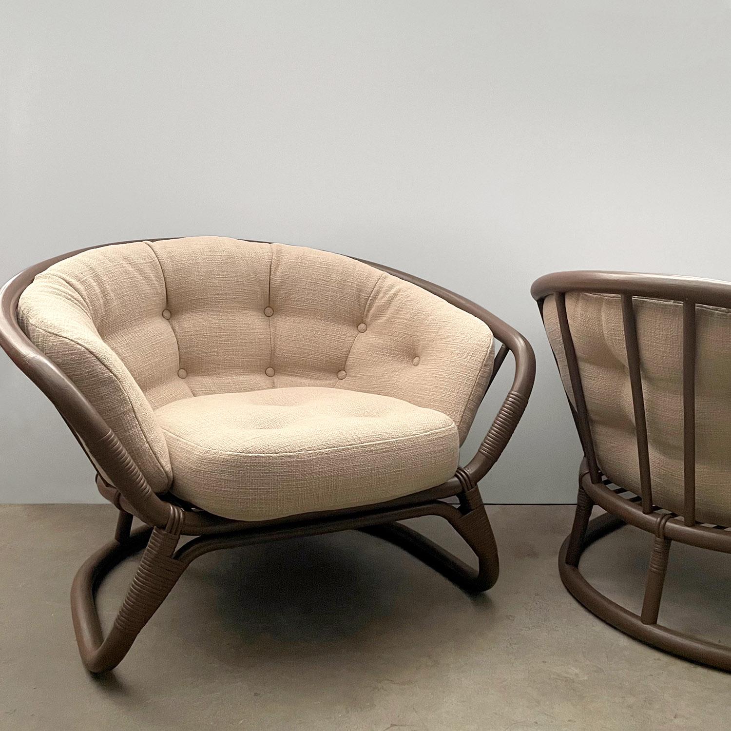 Coppia di sedie da salotto in rattan scandinavo di metà secolo con cuscini in lino in vendita 8
