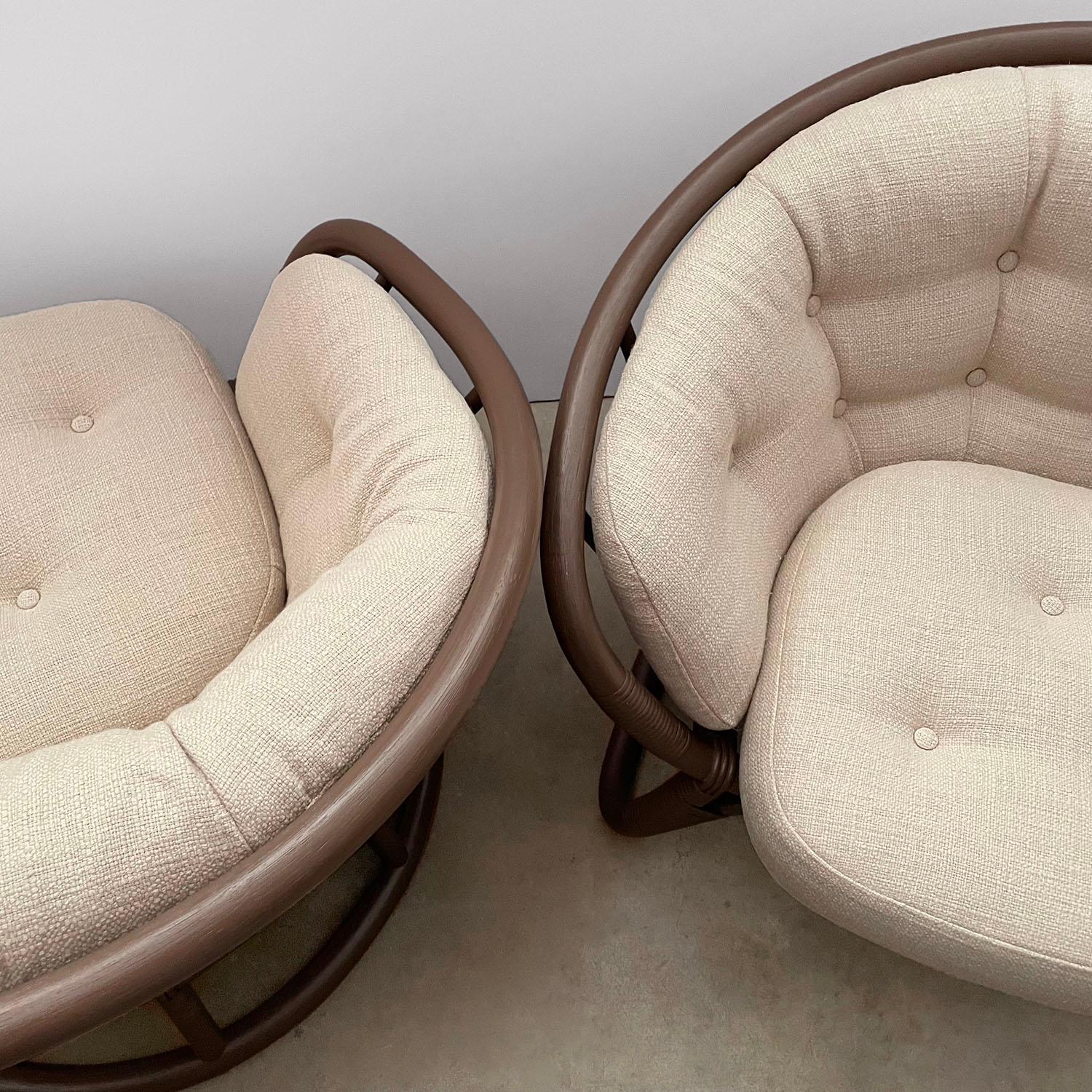 Coppia di sedie da salotto in rattan scandinavo di metà secolo con cuscini in lino in vendita 9